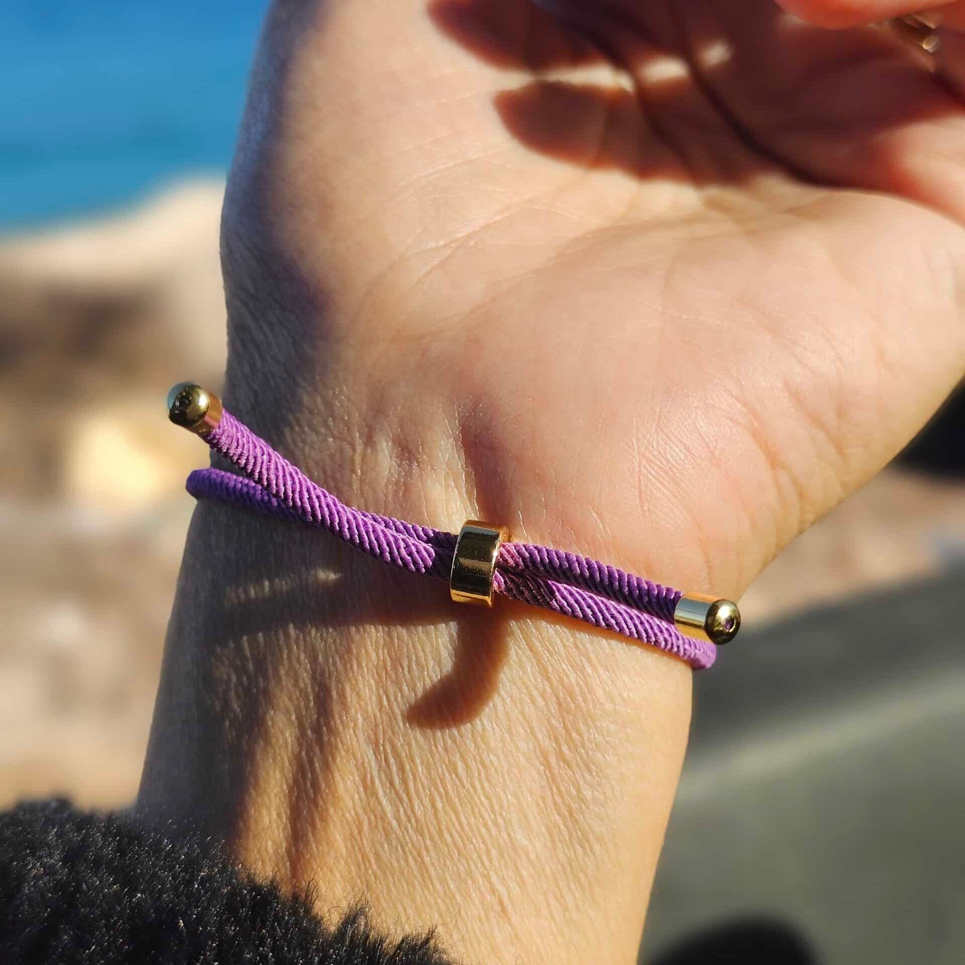 Bracelet ajustable en fil violet avec pierre d’Améthyste carrée