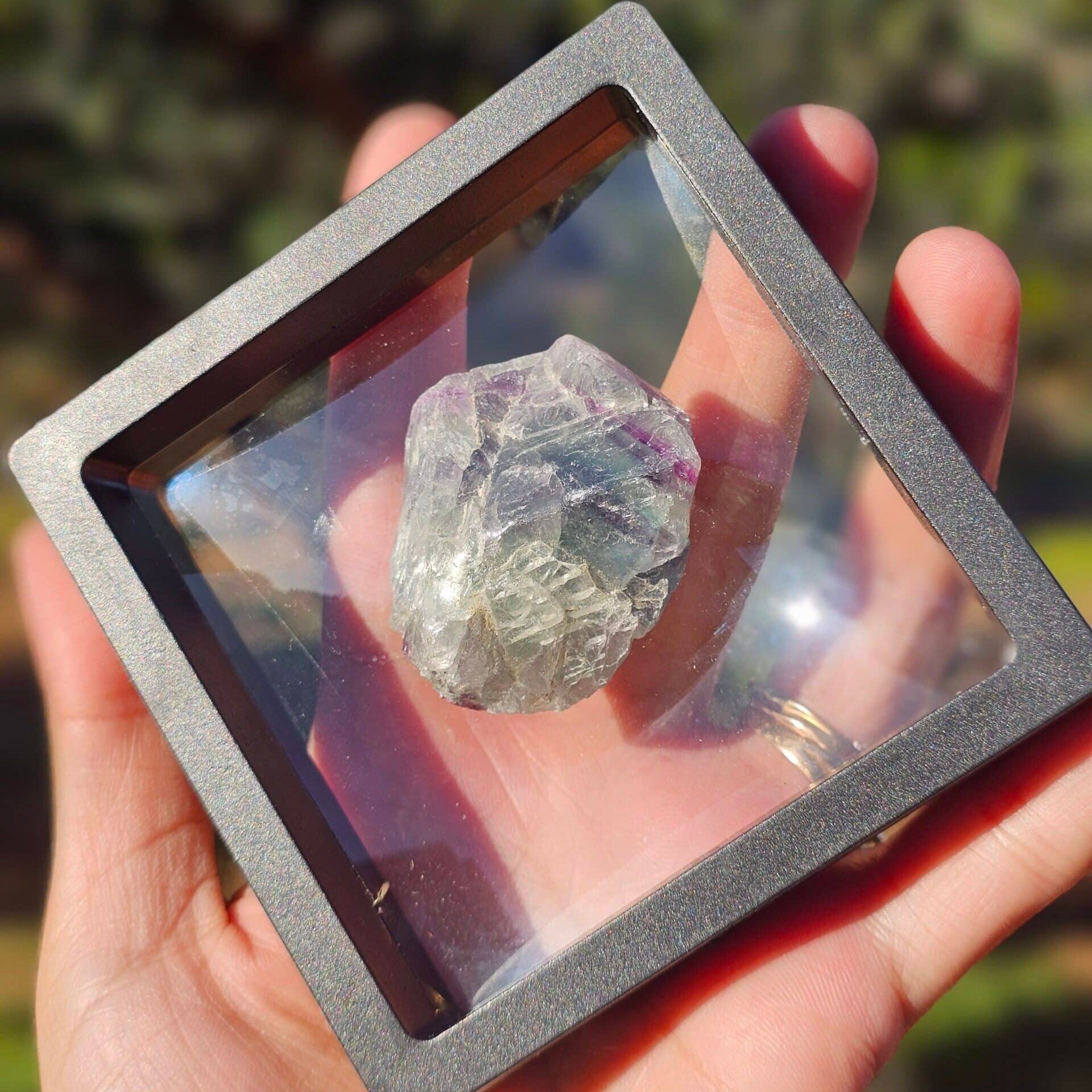 Pierre décorative en fluorite Arc-en-Ciel avec support noir – (47 g)