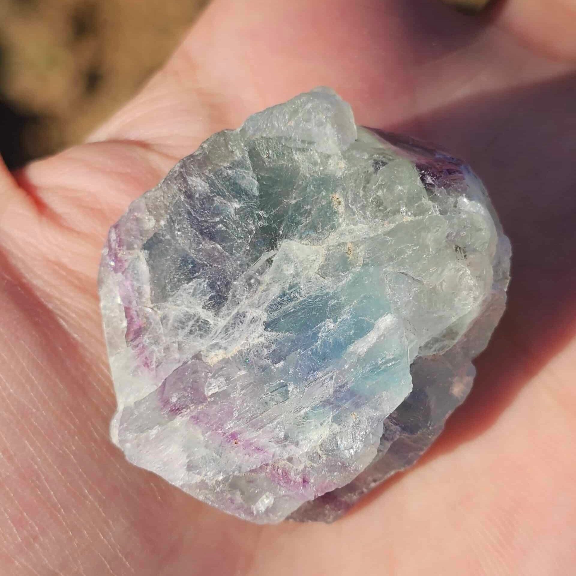 Pierre décorative en fluorite Arc-en-Ciel avec support noir – (47 g)