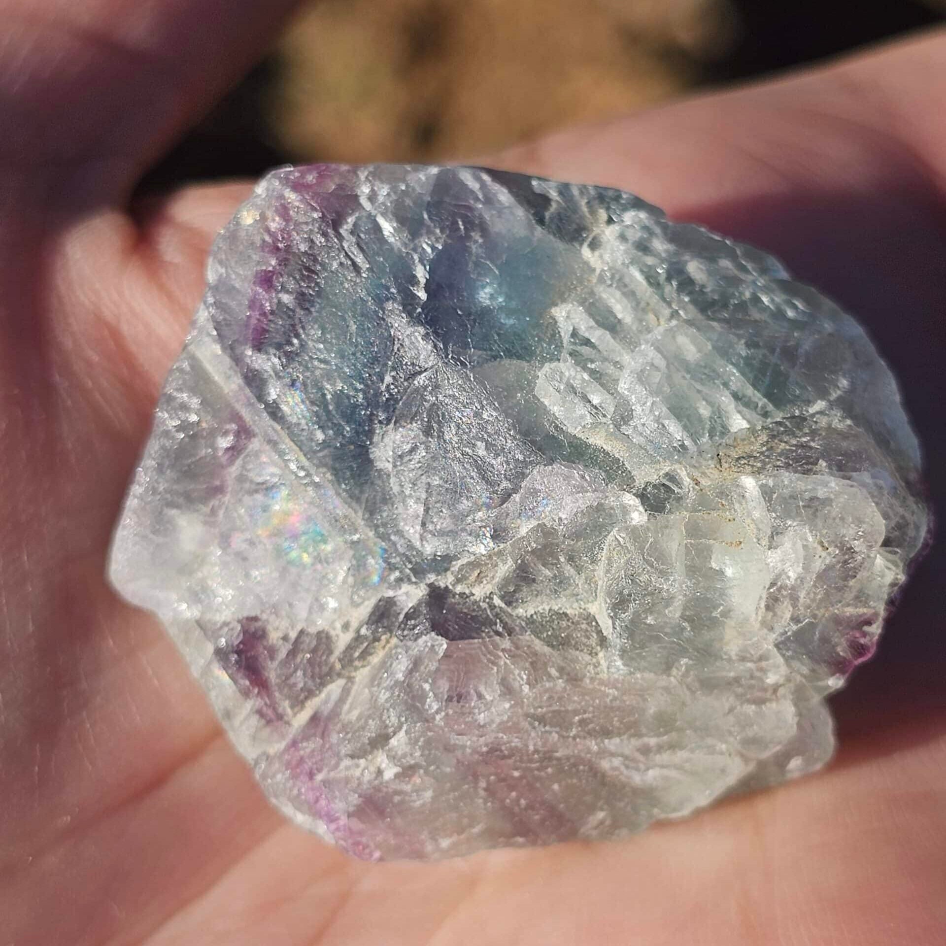 Pierre décorative en fluorite Arc-en-Ciel avec support noir – (47 g)