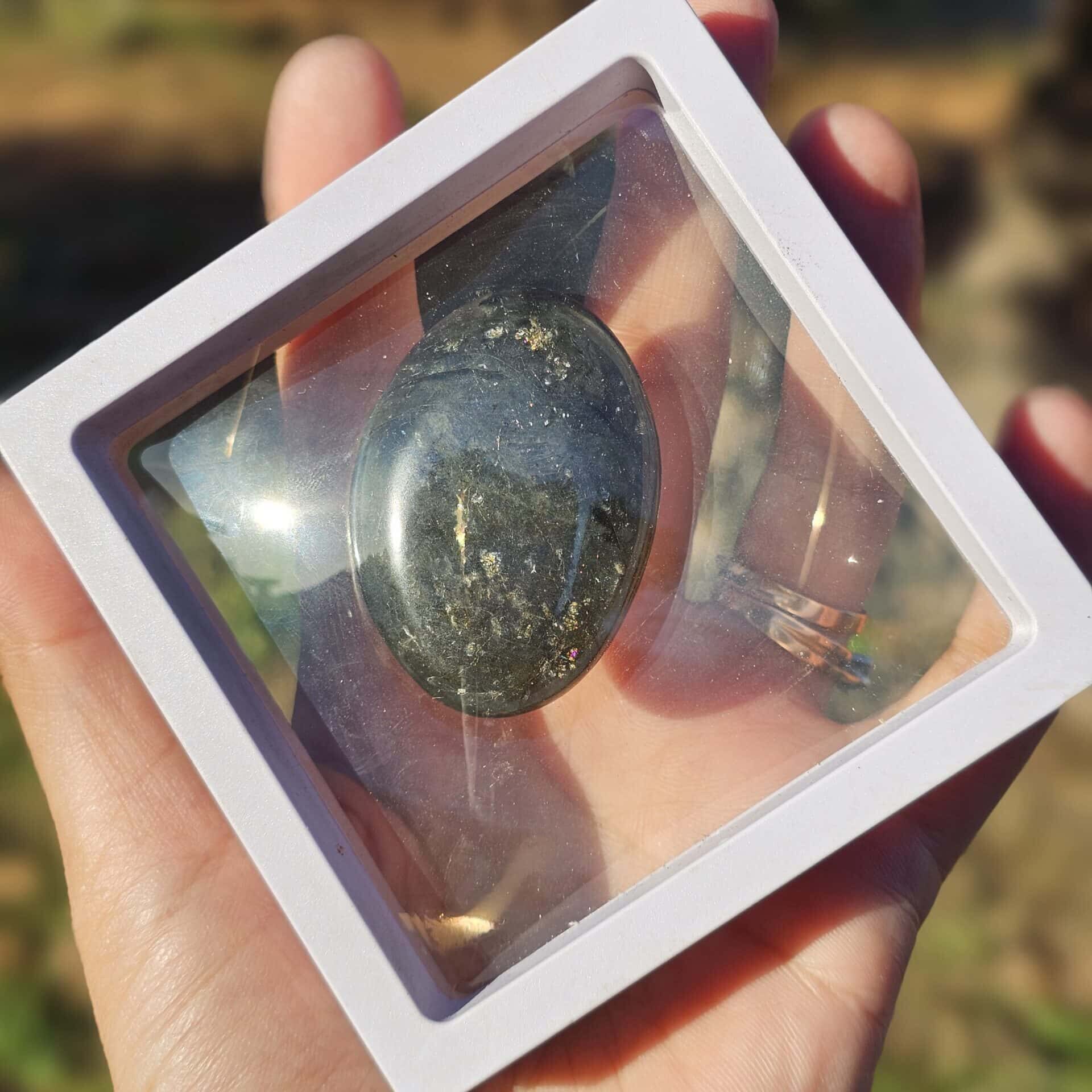 Pierre décorative en labradorite avec support blanc – (42 g)