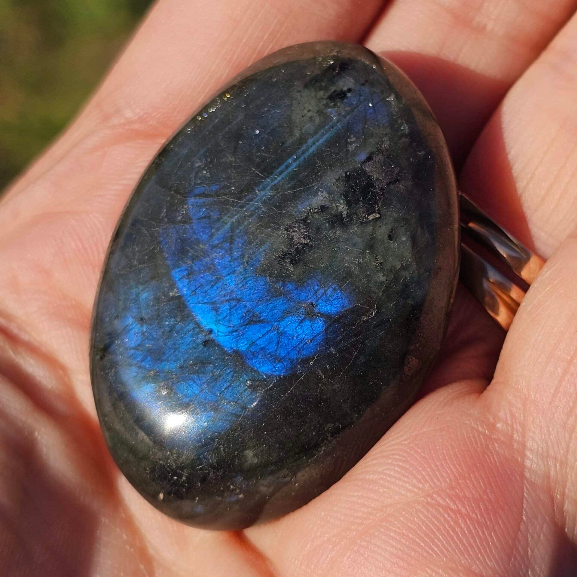 Pierre décorative en labradorite avec support blanc – (42 g)