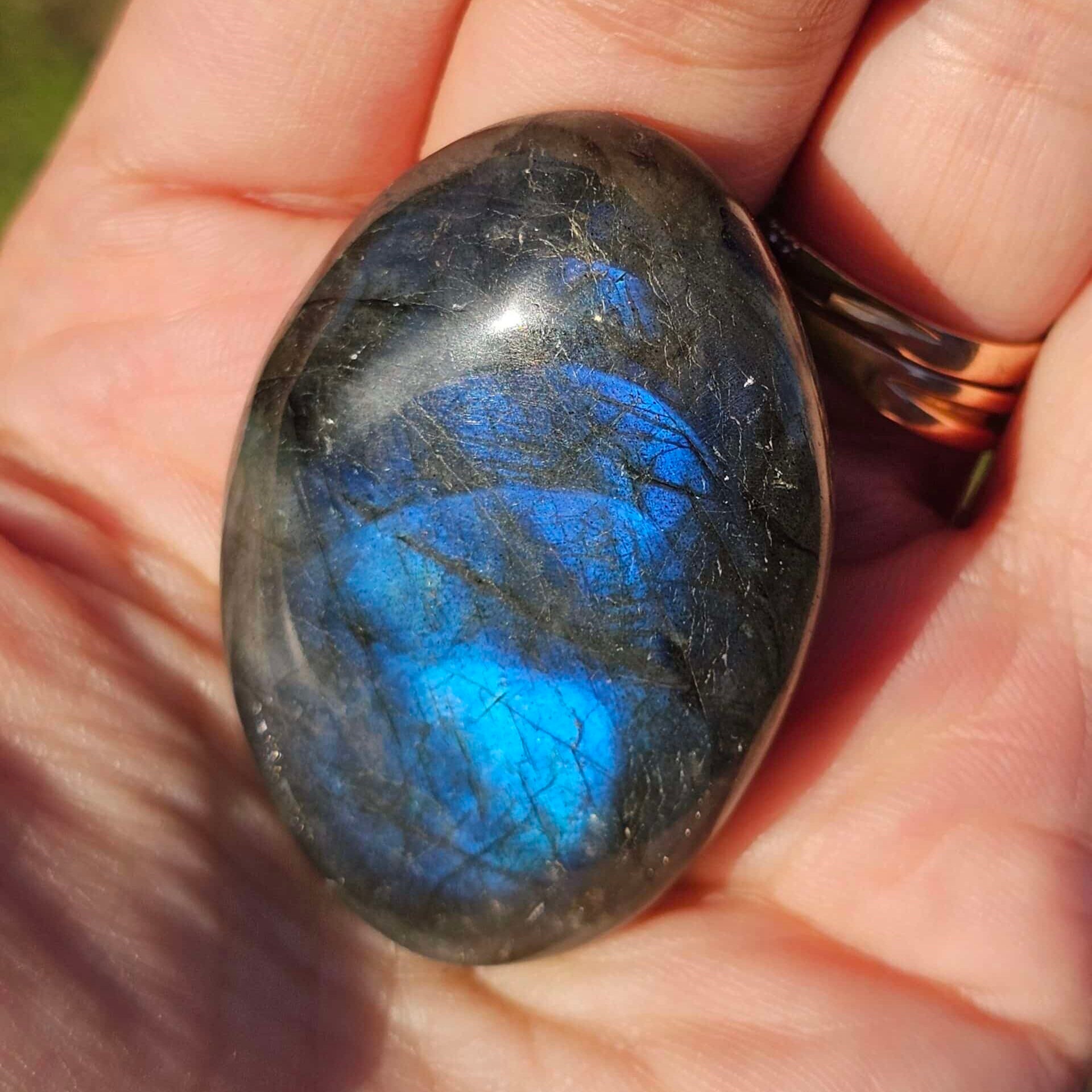 Pierre décorative en labradorite avec support blanc – (42 g)