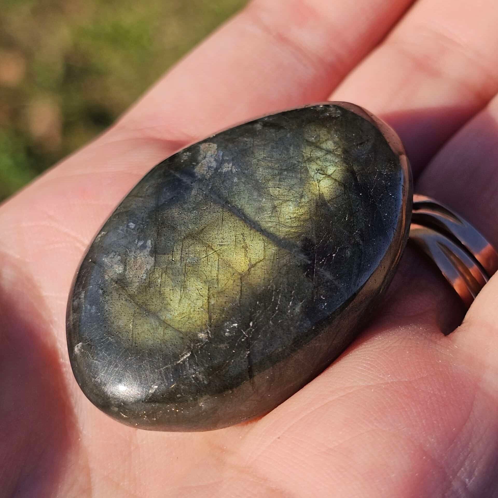 Pierre décorative en labradorite avec support blanc – (42 g)