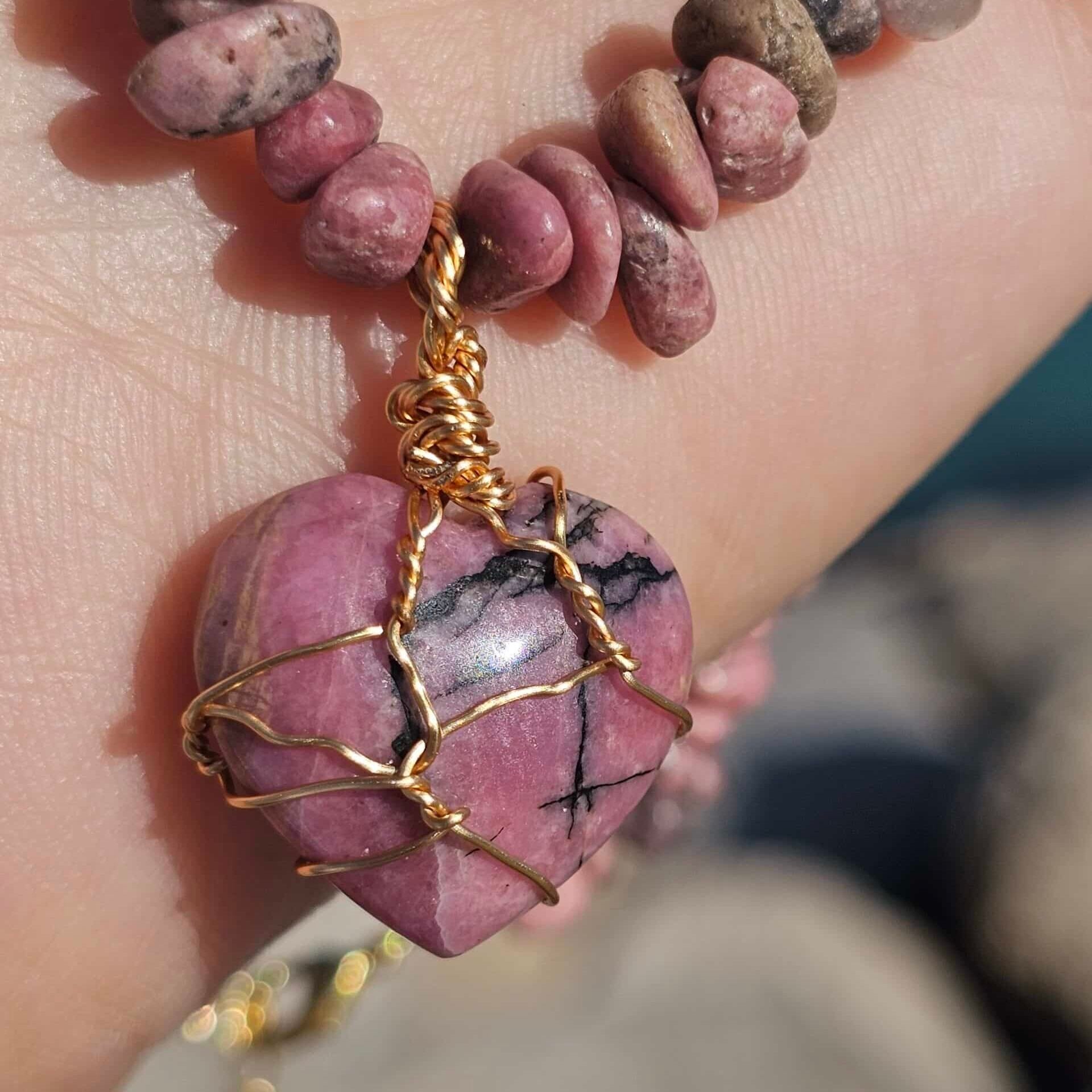 Collier en rhodonite avec pendentif cœur enrobé d’acier inoxydable