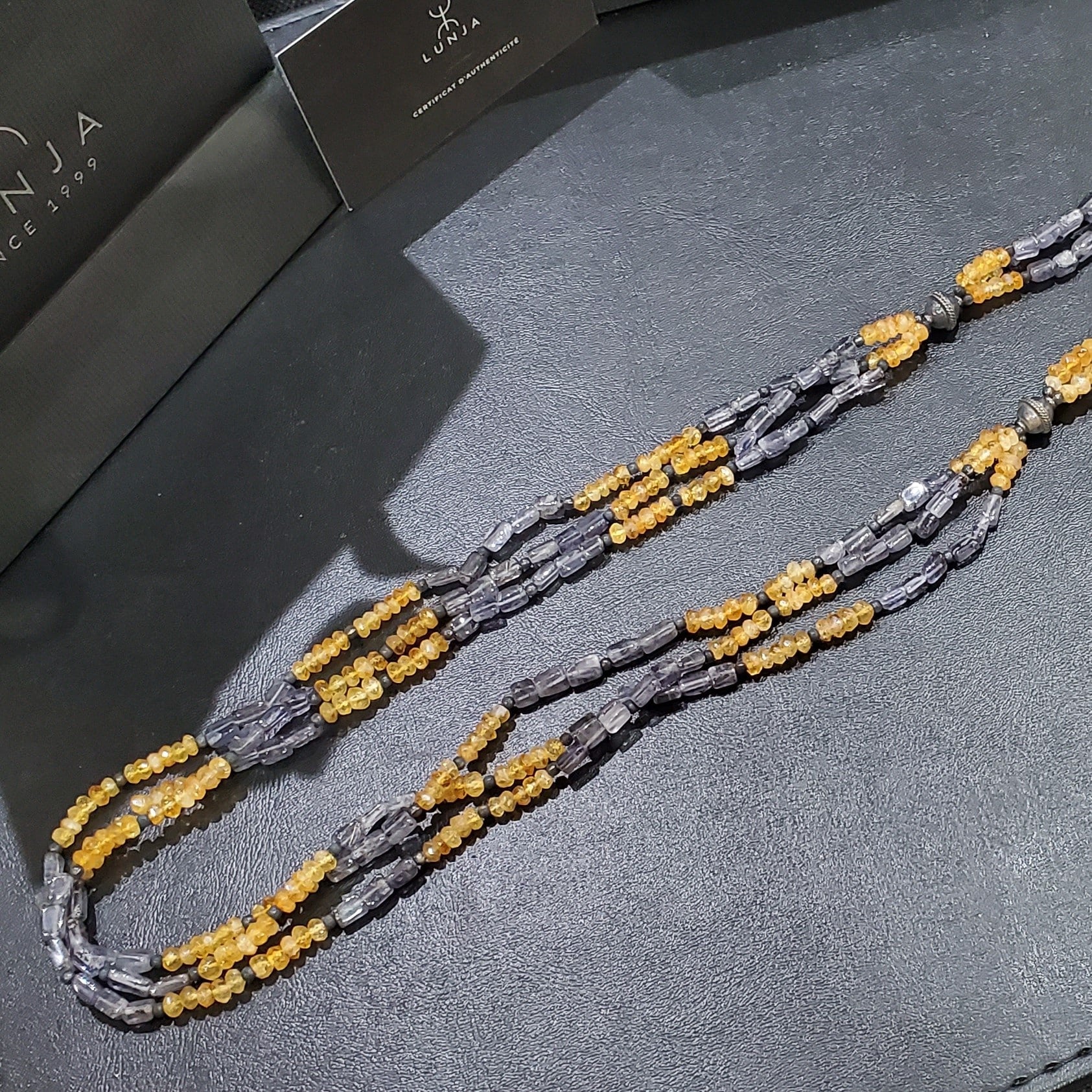 Collier sautoir d’améthyste et de citrine entrelacées de motifs en argent sculpté (80 cm)
