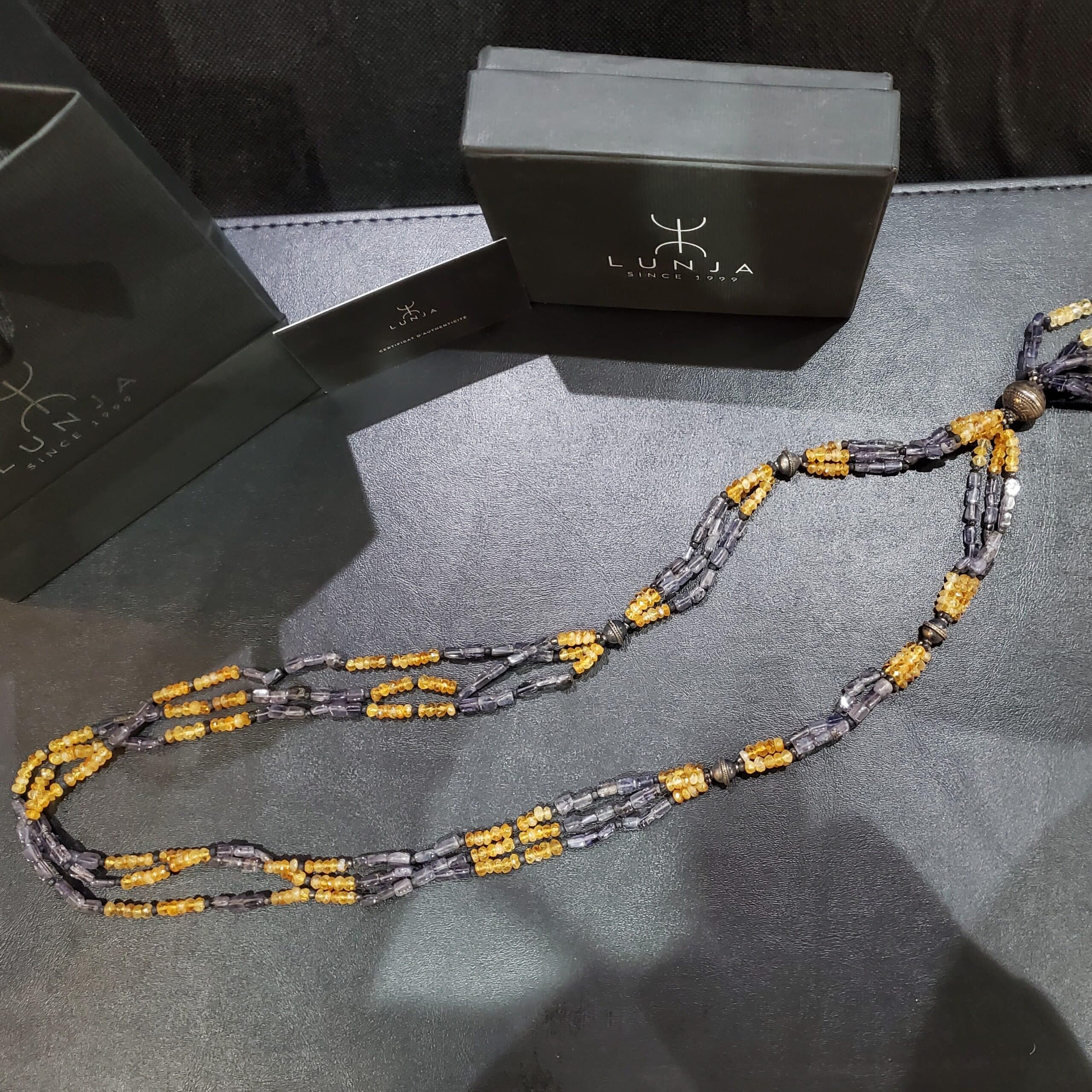 Collier sautoir d’améthyste et de citrine entrelacées de motifs en argent sculpté (80 cm)