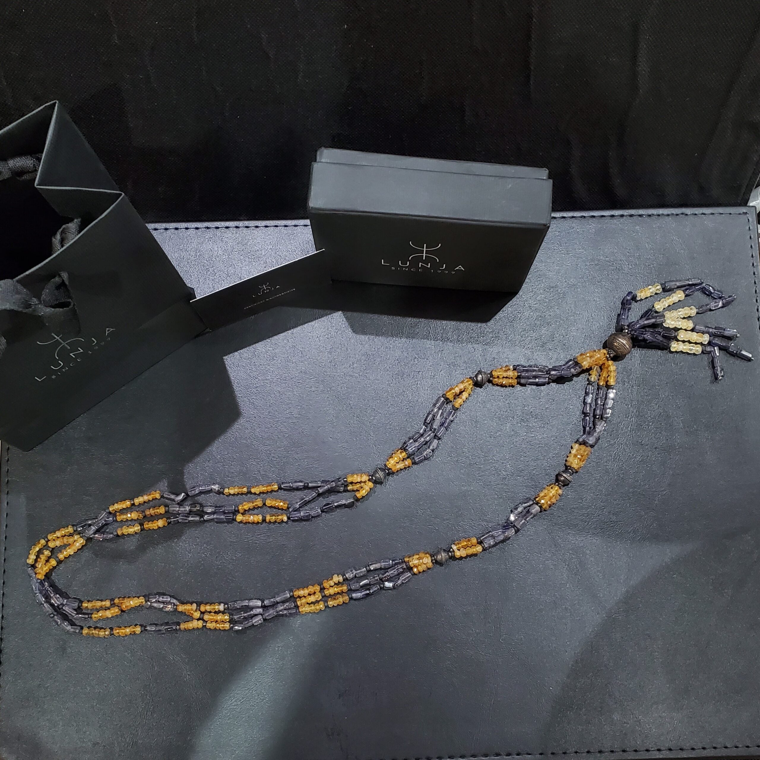 Collier sautoir d’améthyste et de citrine entrelacées de motifs en argent sculpté (80 cm)