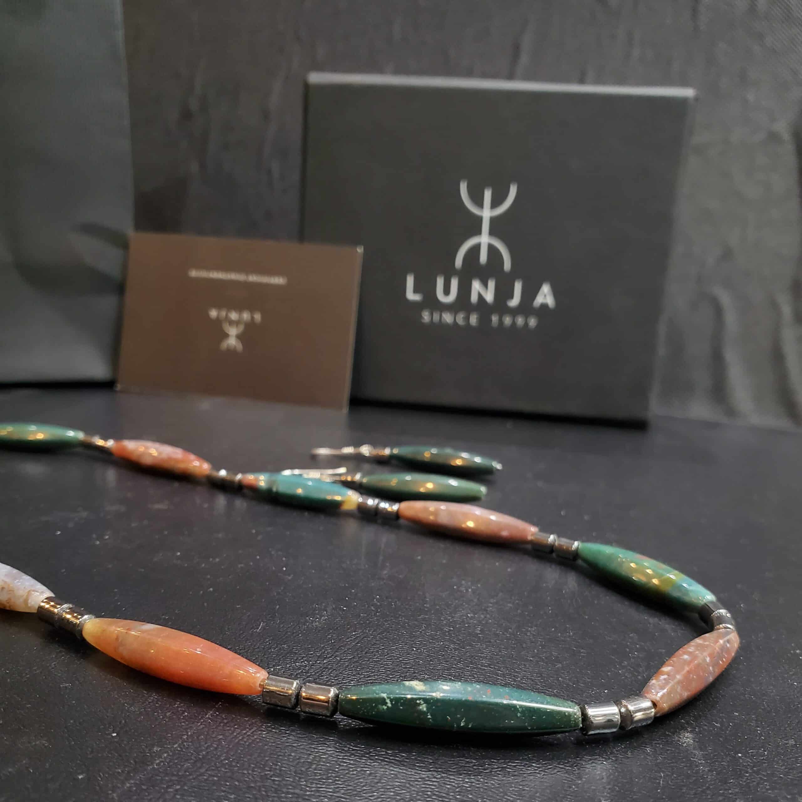 Boucles d’oreilles et collier en agate