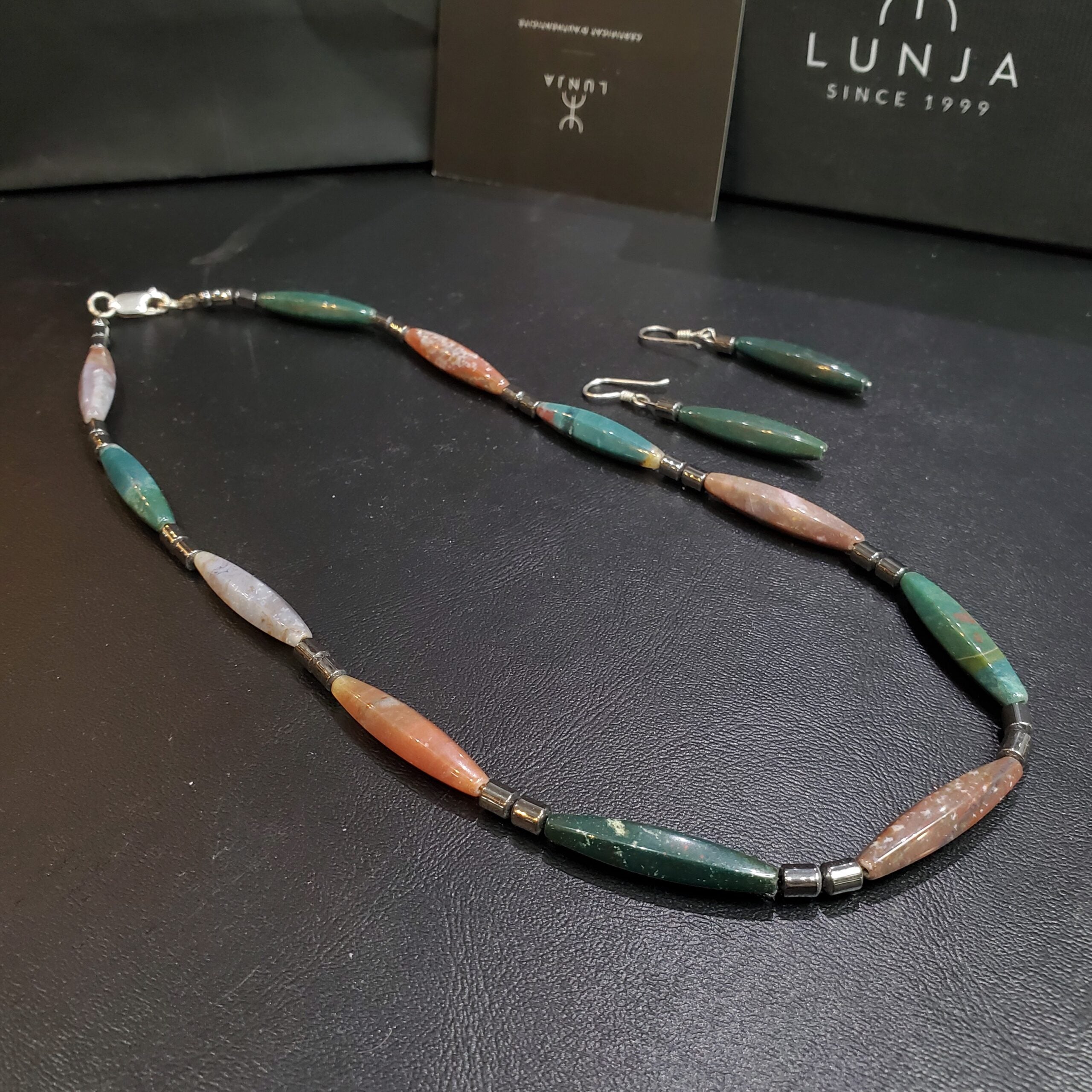 Boucles d’oreilles et collier en agate