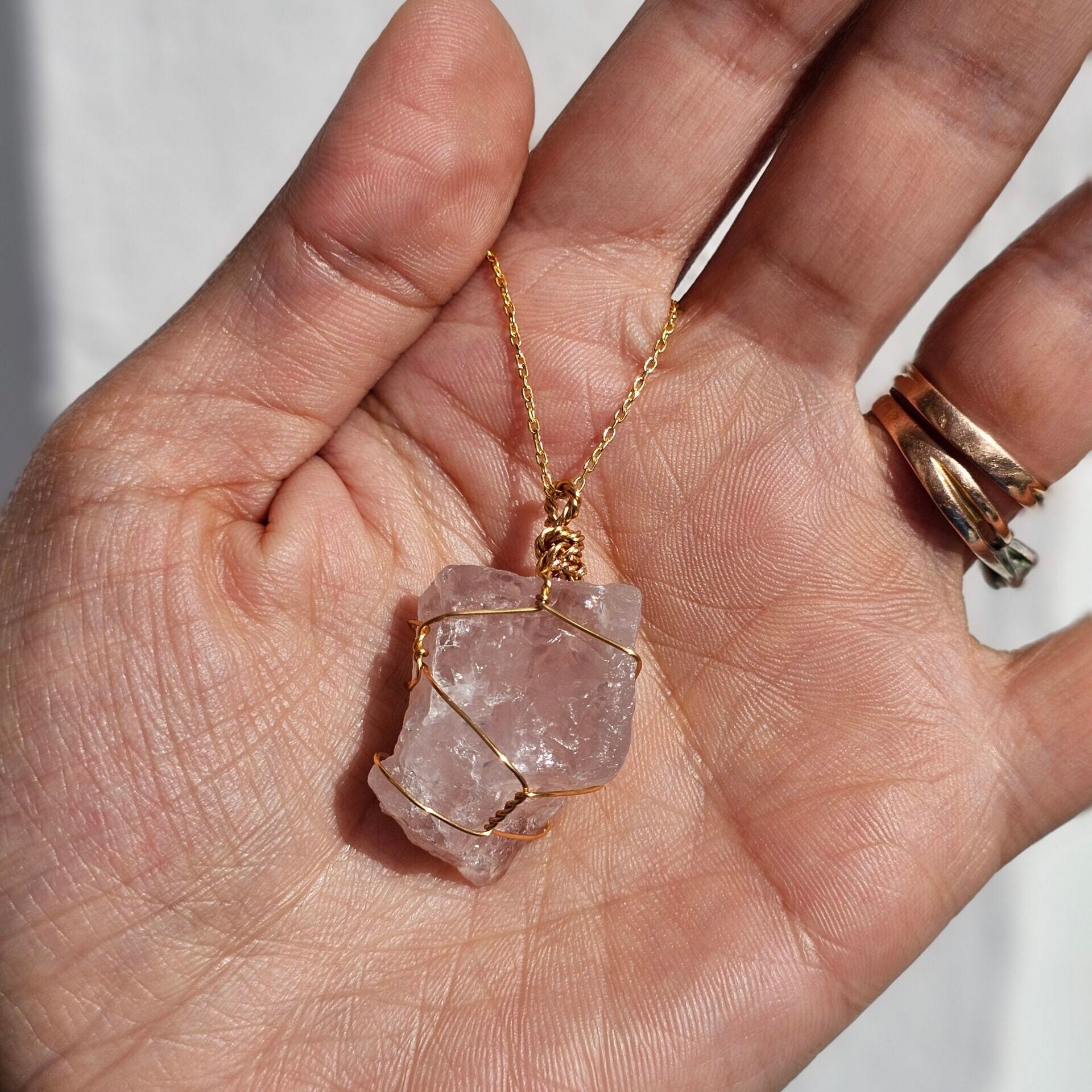 Collier en argent 925 plaqué or avec pendentif en quartz rose brut (50 cm)