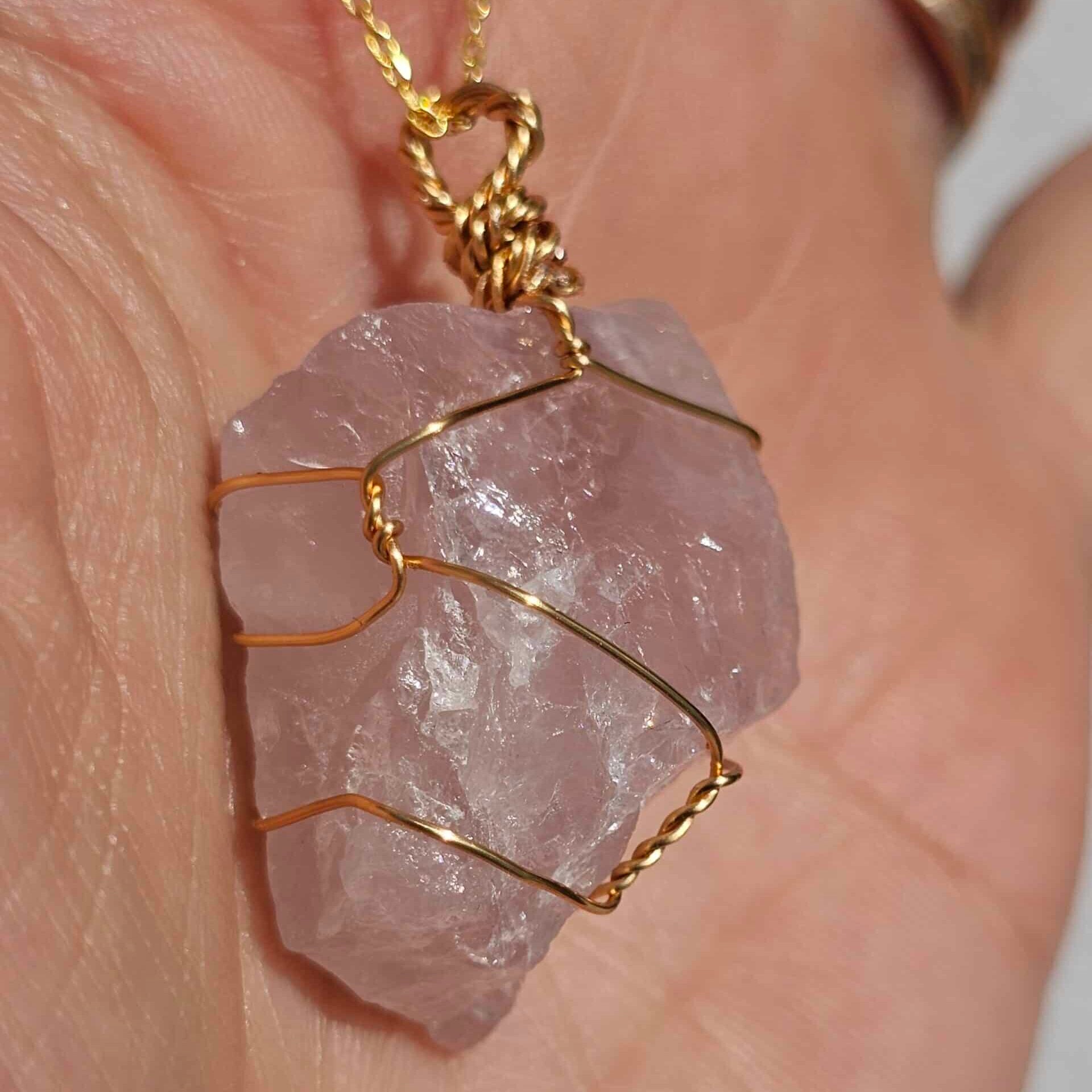 Collier en argent 925 plaqué or avec pendentif en quartz rose brut (50 cm)