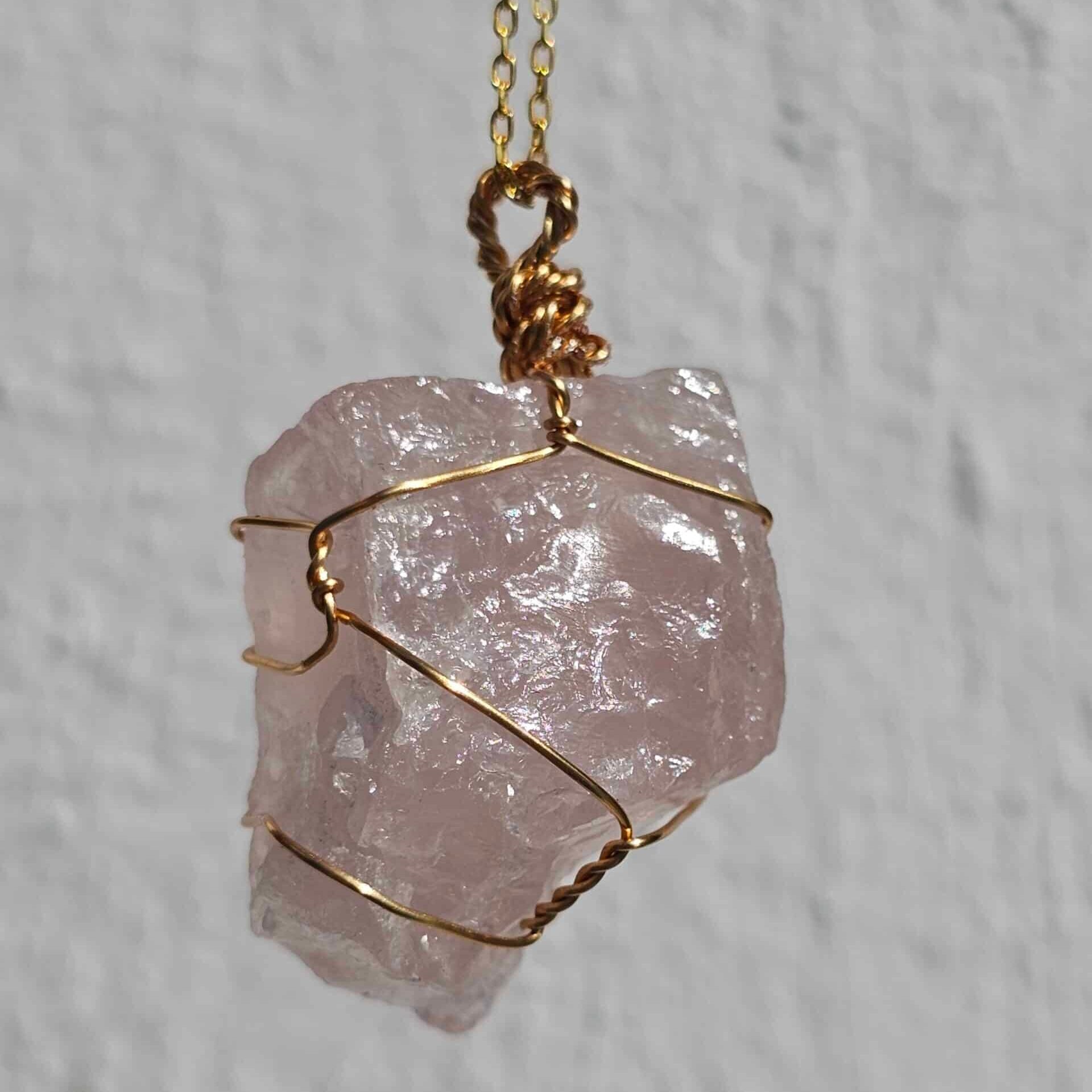 Collier en argent 925 plaqué or avec pendentif en quartz rose brut (50 cm)