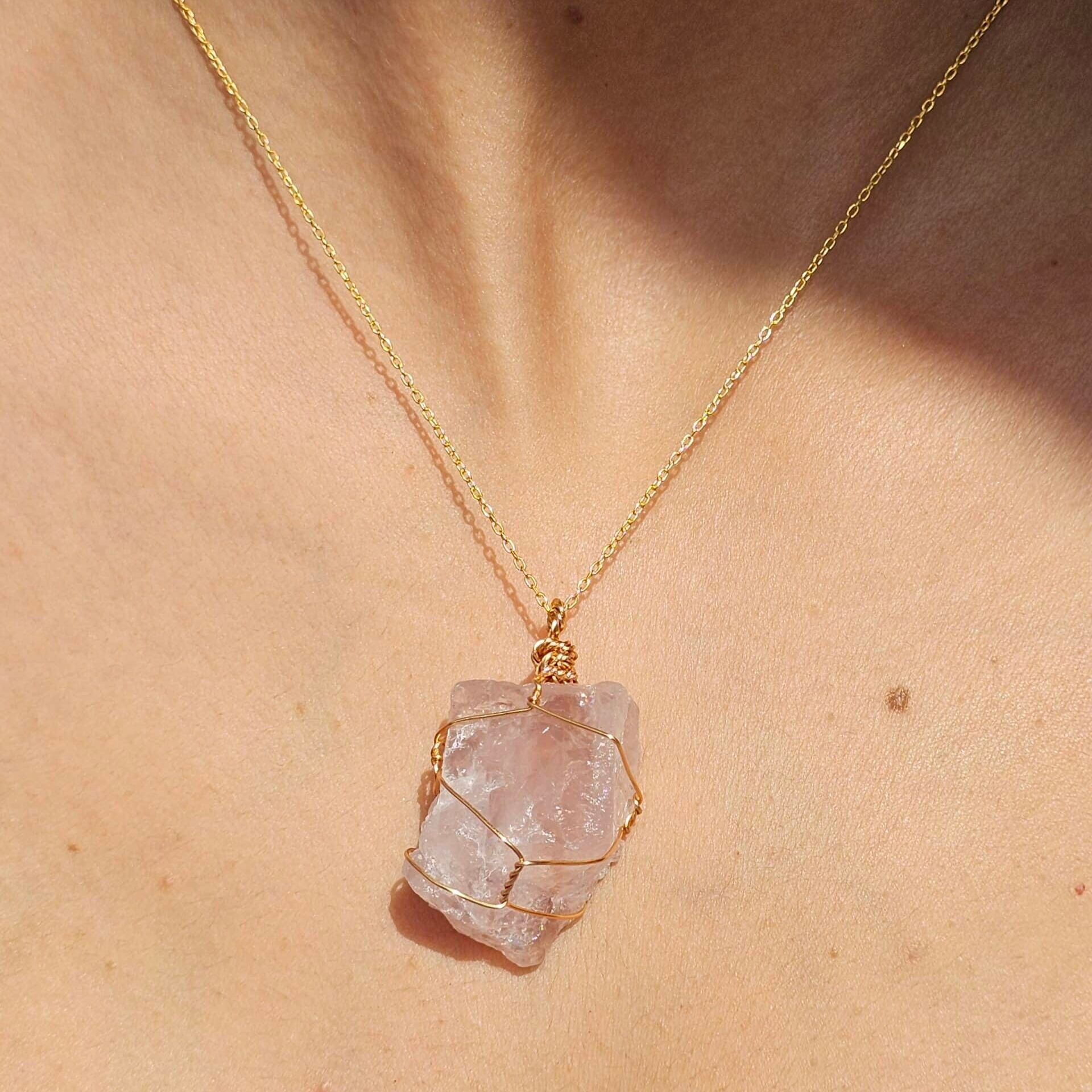 Collier en argent 925 plaqué or avec pendentif en quartz rose brut (50 cm)