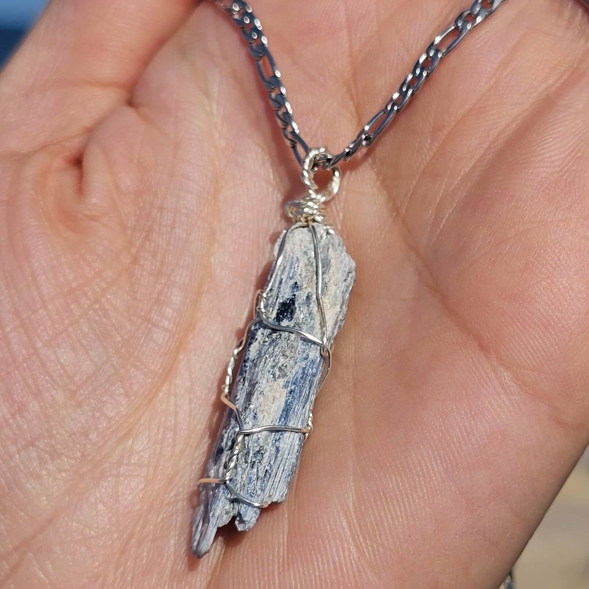 Collier en acier inoxydable argent avec pendentif en Kyanite naturelle 4 cm (65 cm)