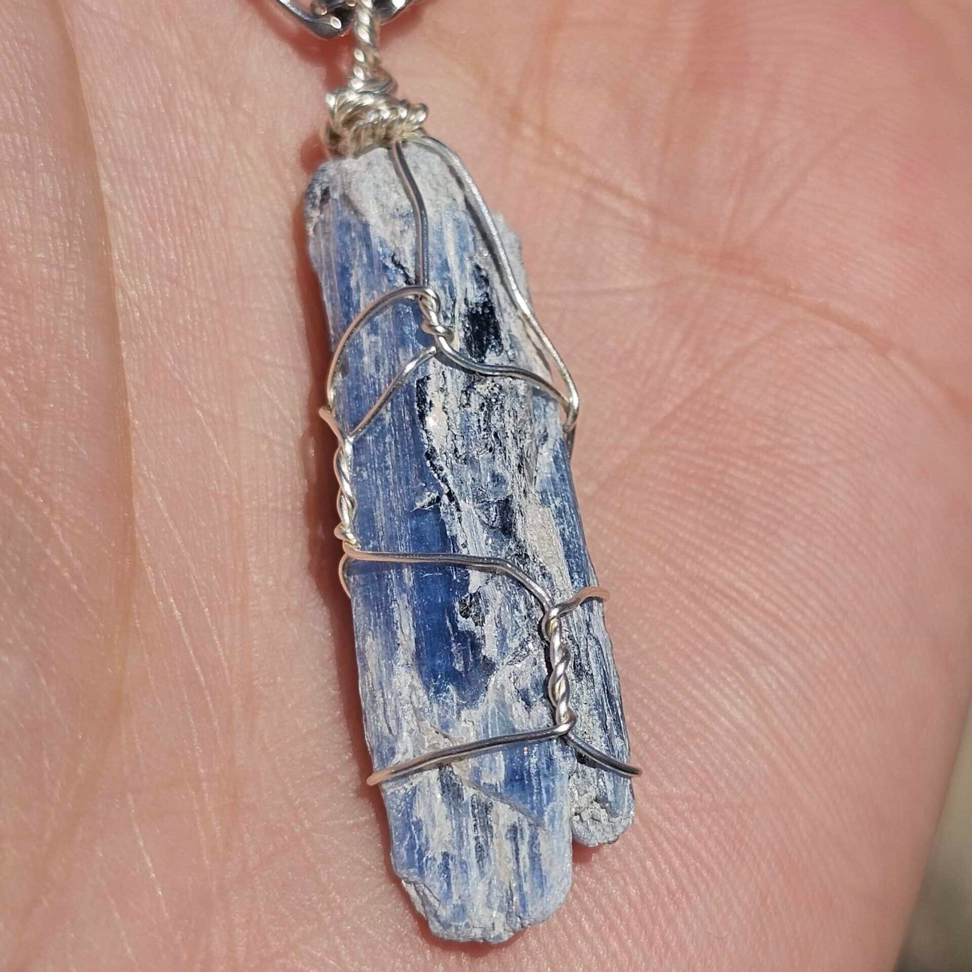Collier en acier inoxydable argent avec pendentif en Kyanite naturelle 4 cm (65 cm)