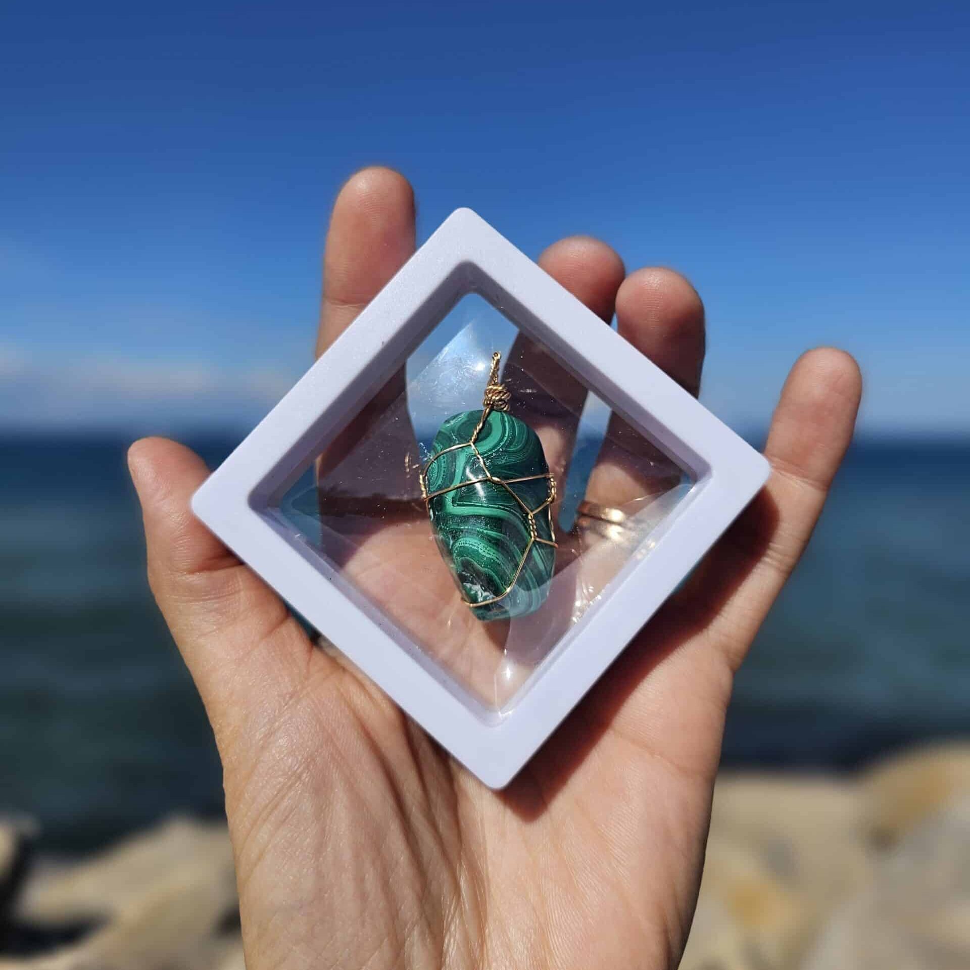 Pendentif en malachite naturelle entouré d’acier inoxydable (33 g)