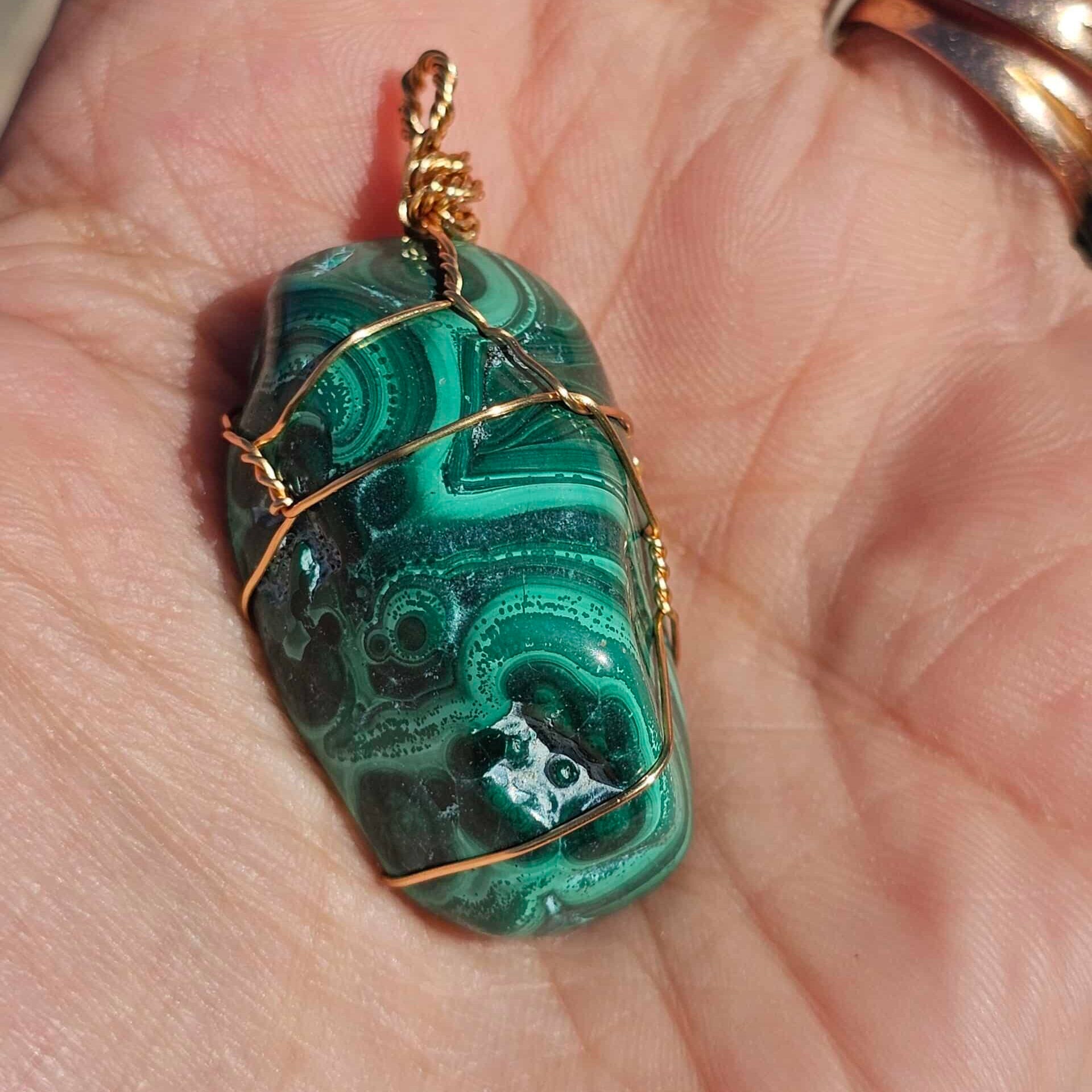 Pendentif en malachite naturelle entouré d’acier inoxydable (33 g)