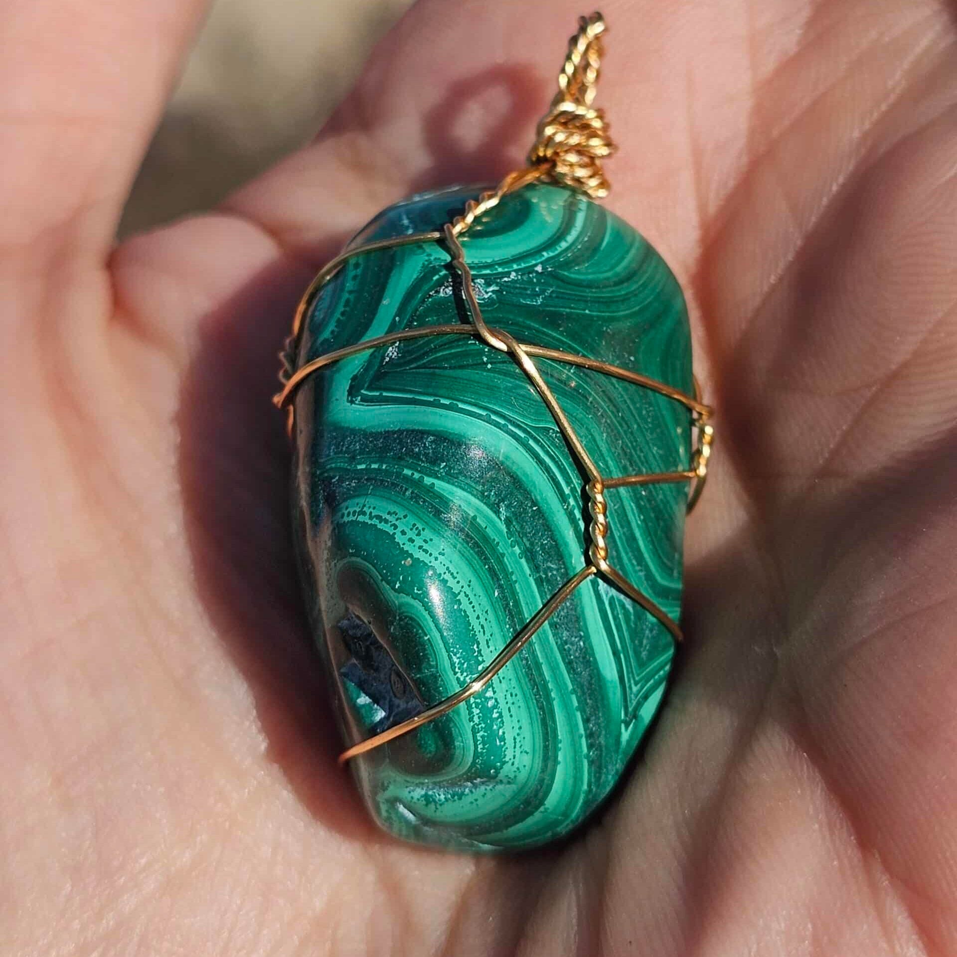 Pendentif en malachite naturelle entouré d’acier inoxydable (33 g)