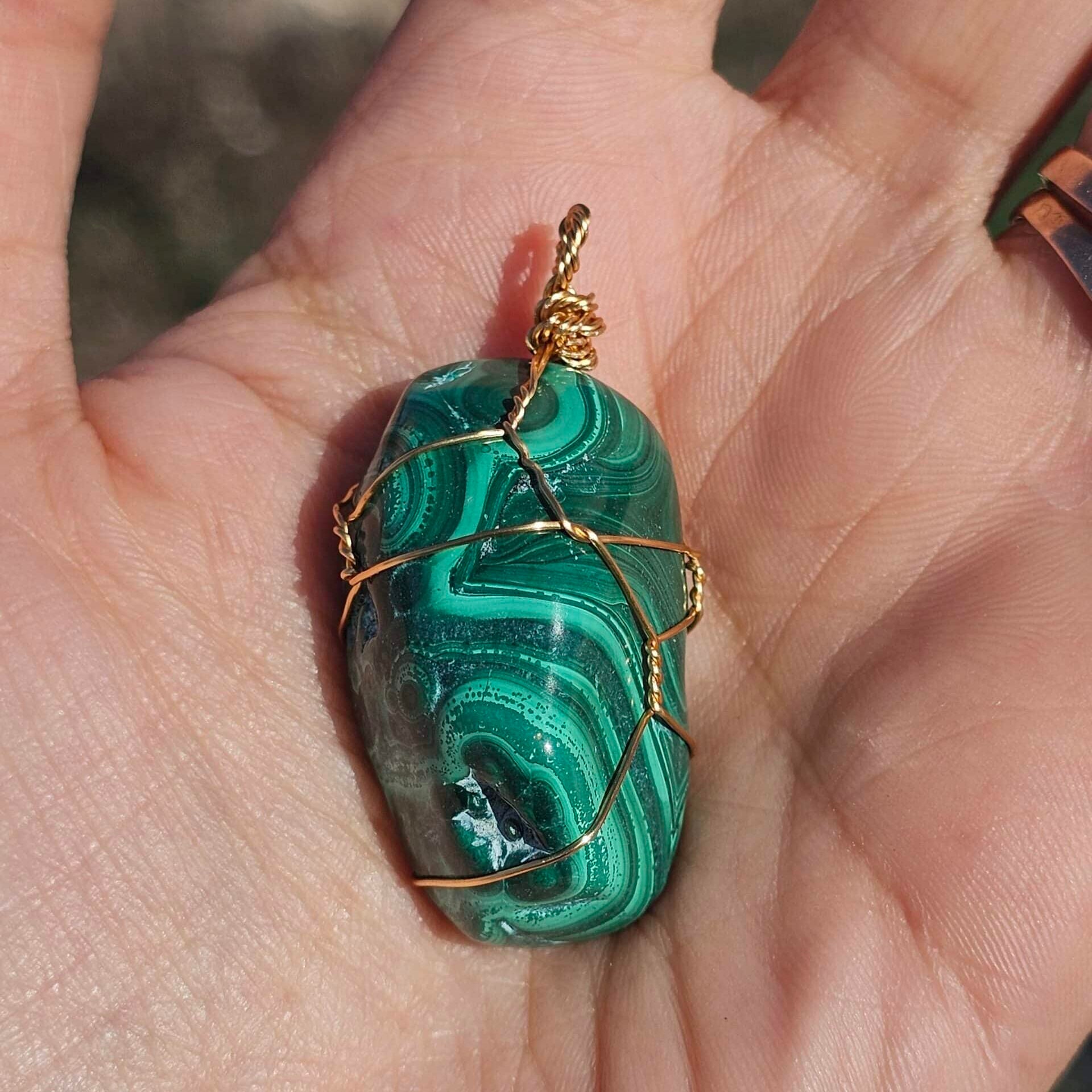 Pendentif en malachite naturelle entouré d’acier inoxydable (33 g)