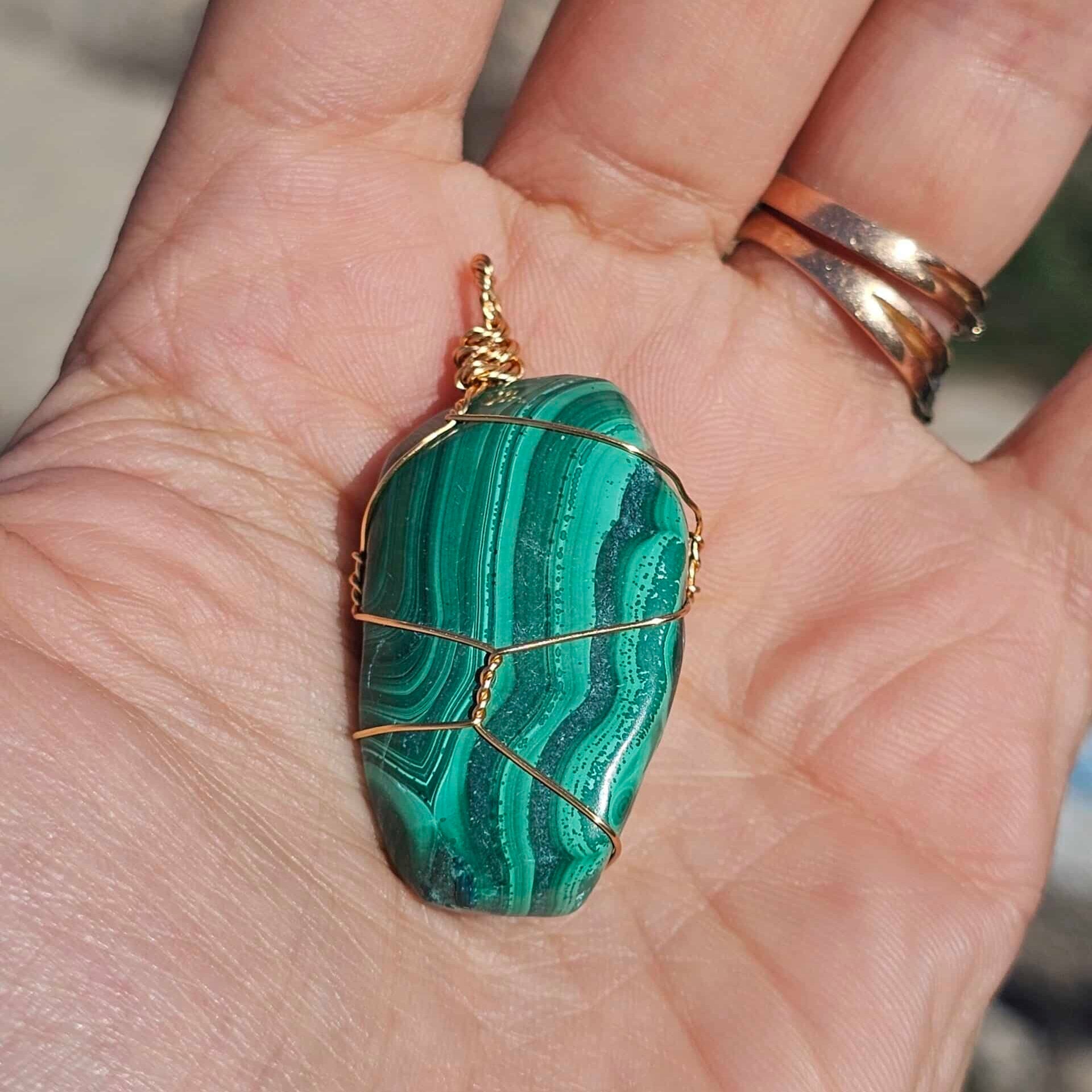 Pendentif en malachite naturelle entouré d’acier inoxydable (33 g)