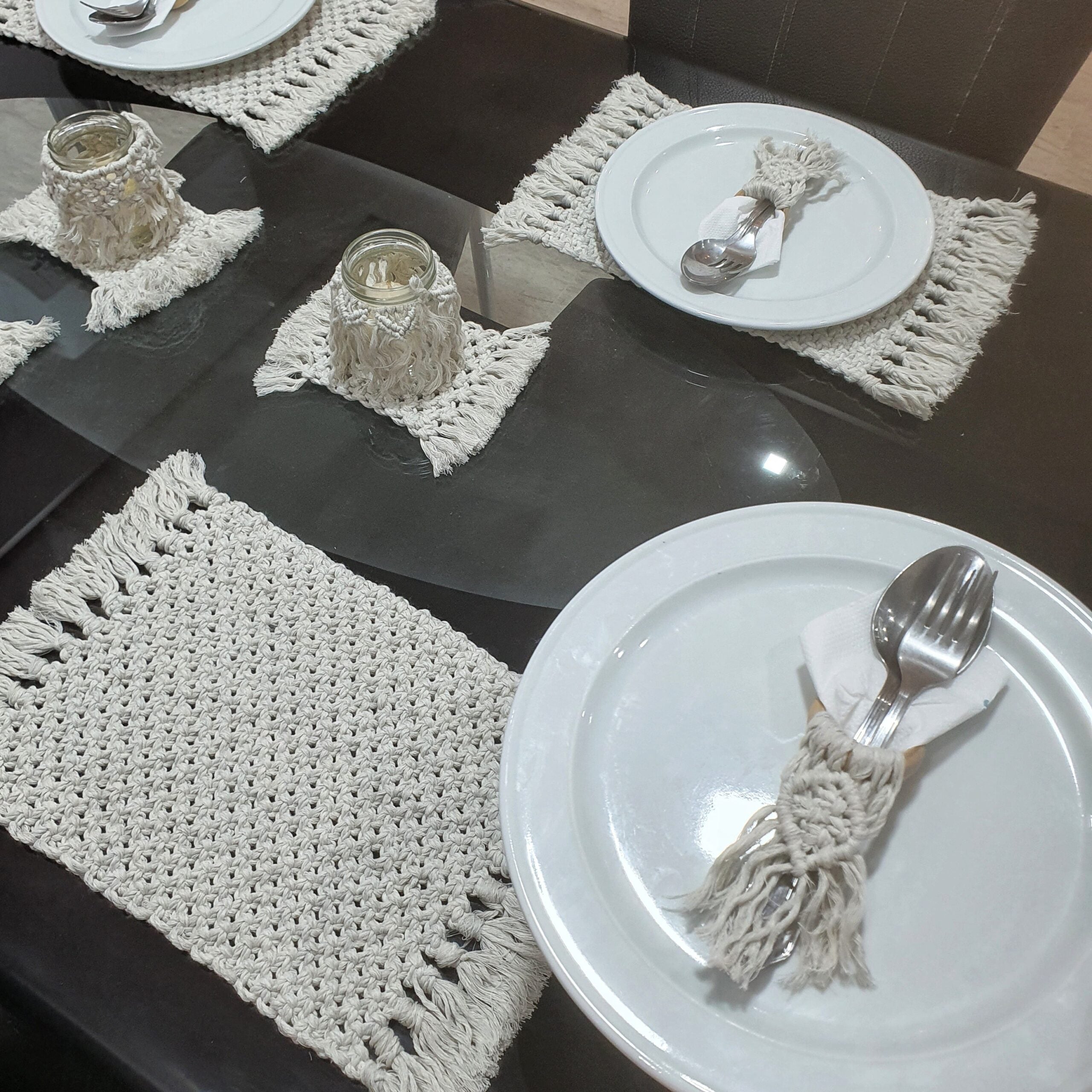 Sous-plat macramé élégant avec porte-serviette pour table chic