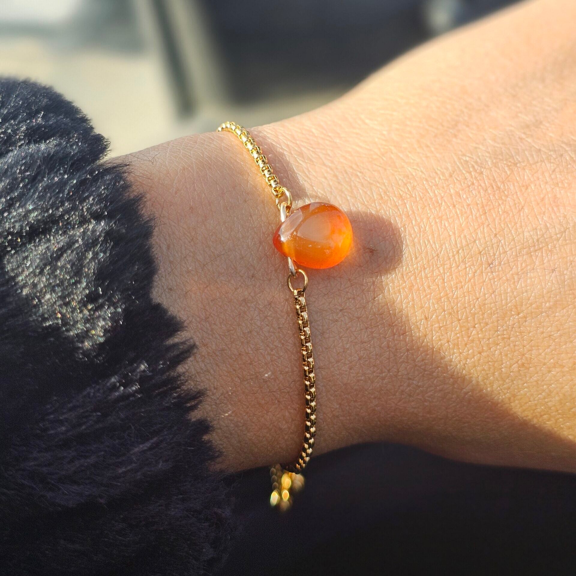 Bracelet en acier inoxydable ajustable avec une cornaline au centre