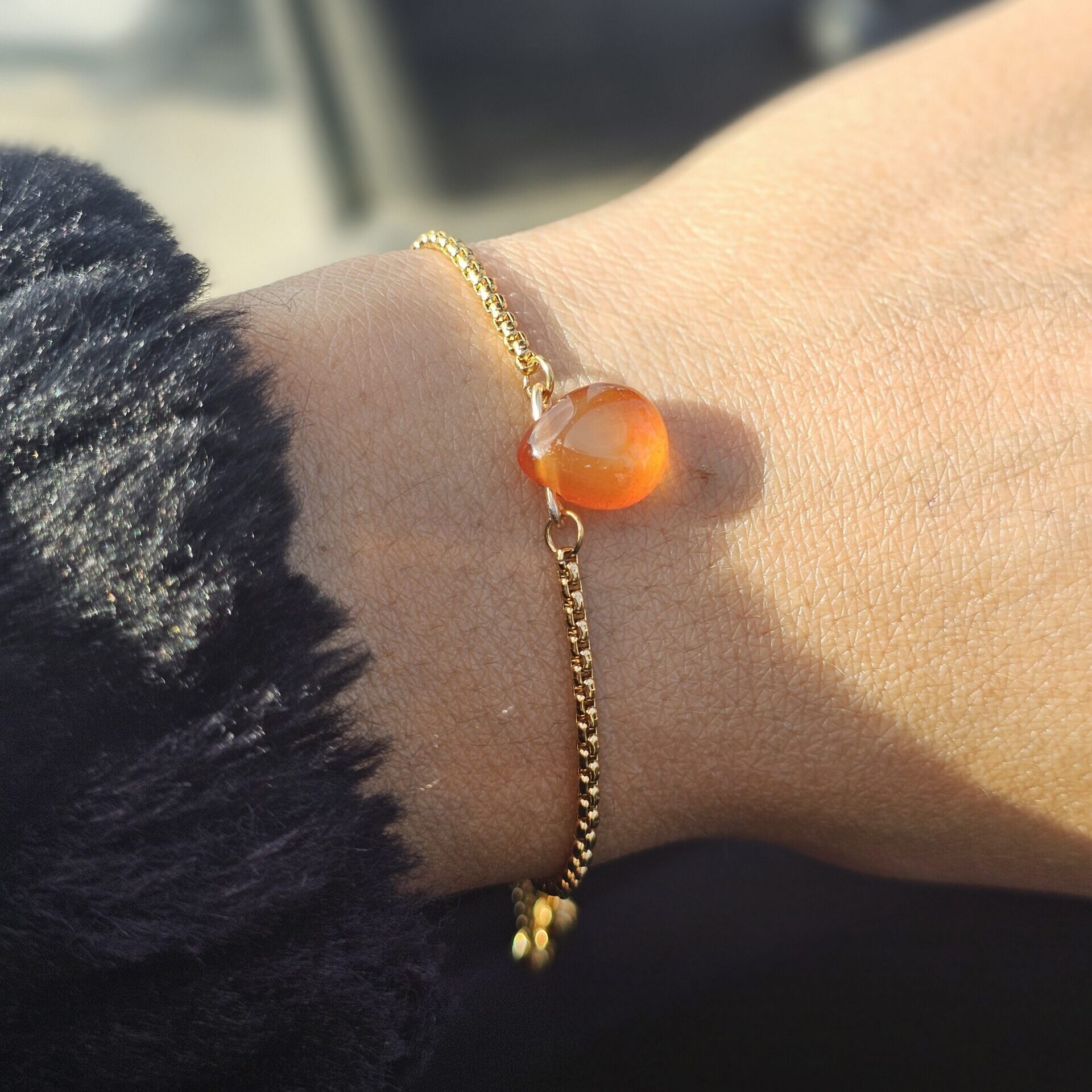 Bracelet en acier inoxydable ajustable avec une cornaline au centre