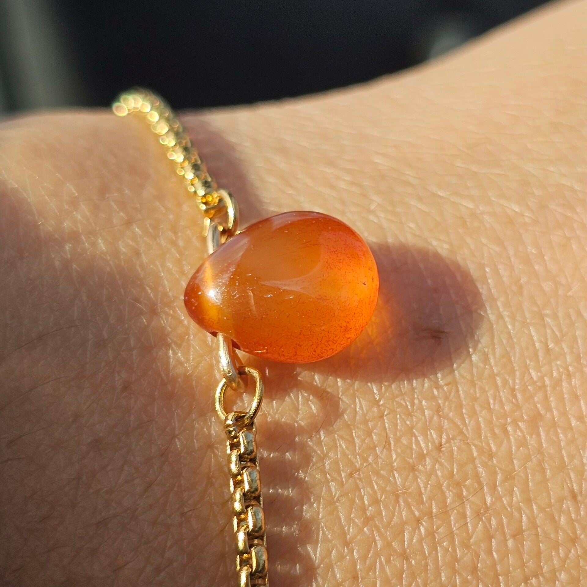 Bracelet en acier inoxydable ajustable avec une cornaline au centre