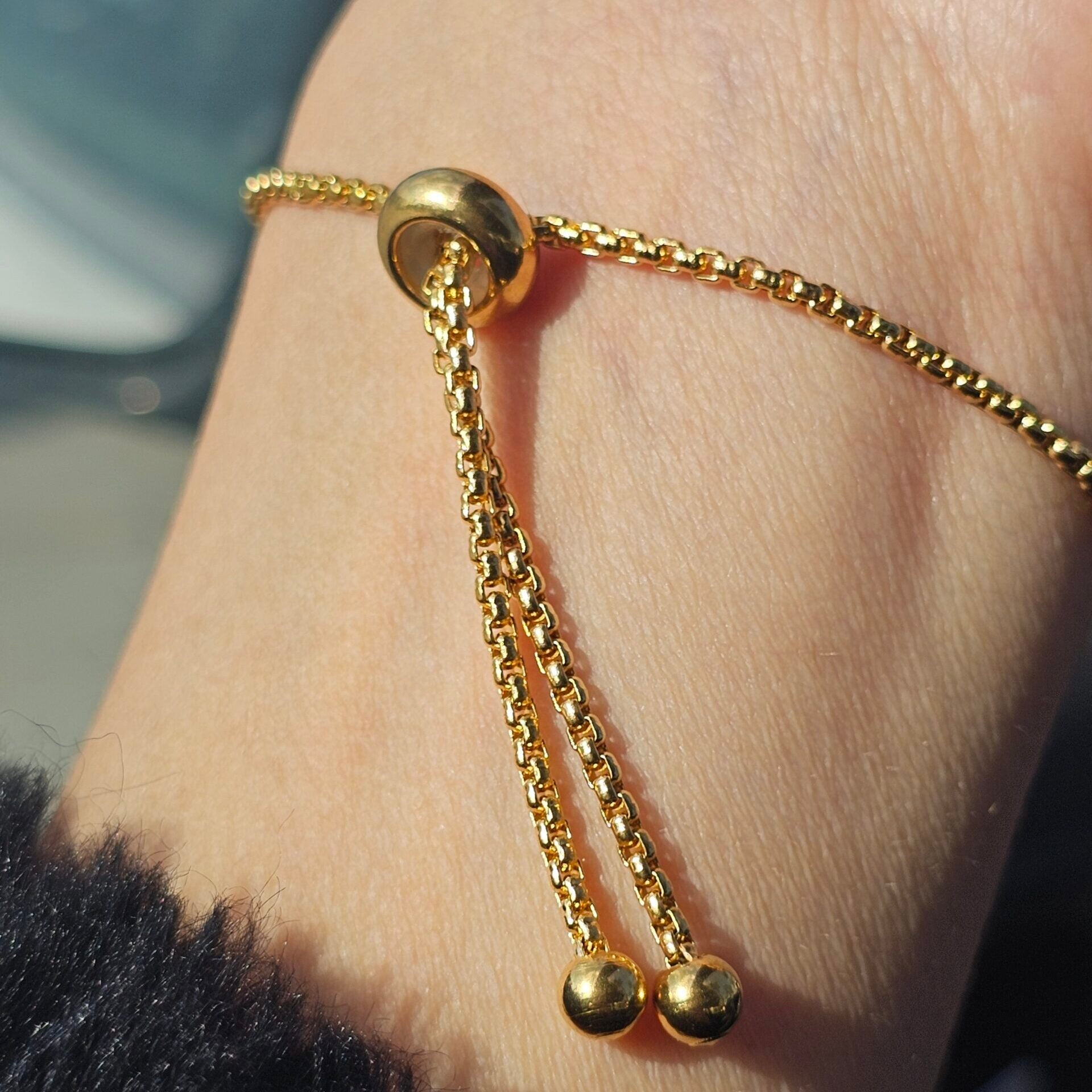 Bracelet en acier inoxydable ajustable avec une cornaline au centre