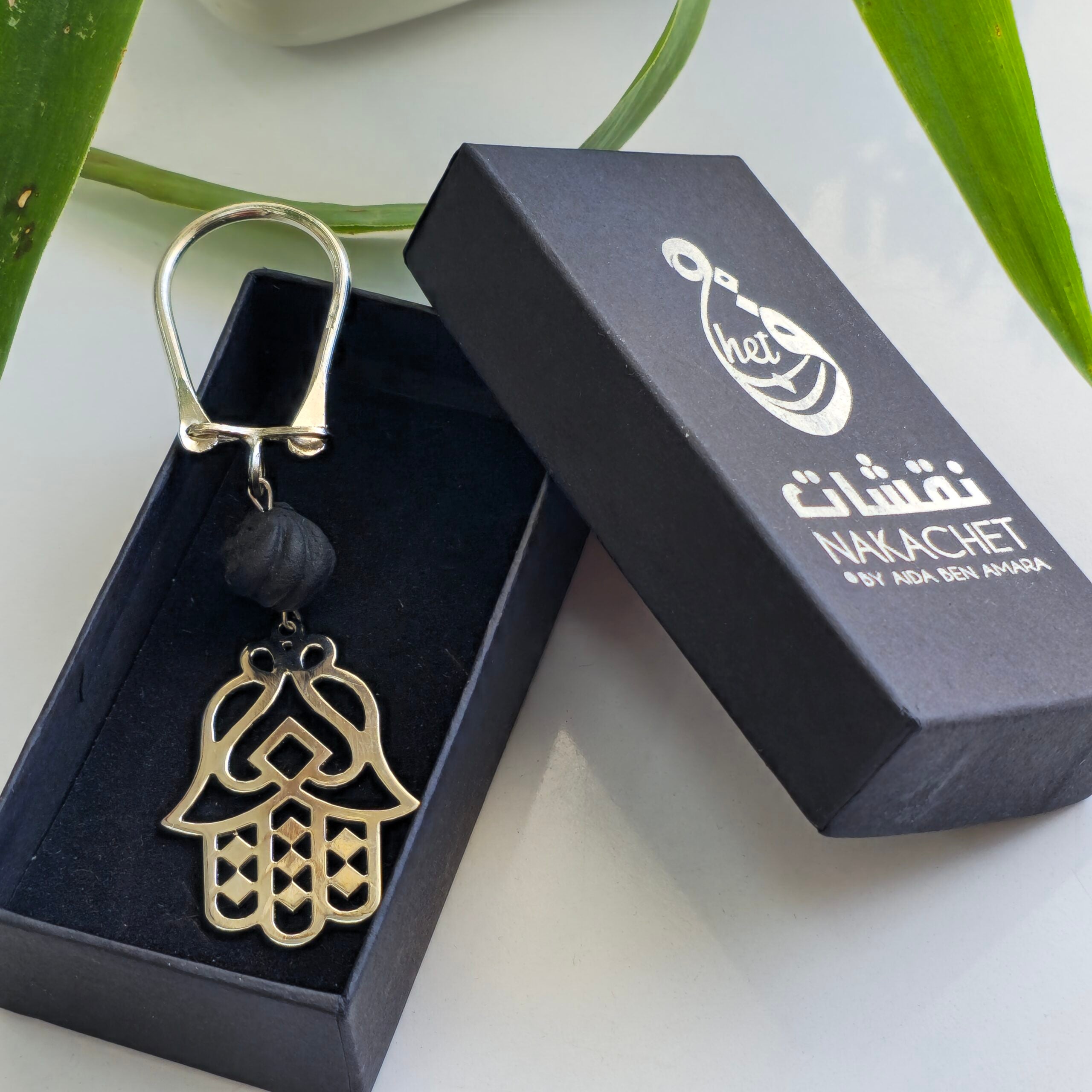 Porte clés KHOMSA orné d'une boule ambre noir