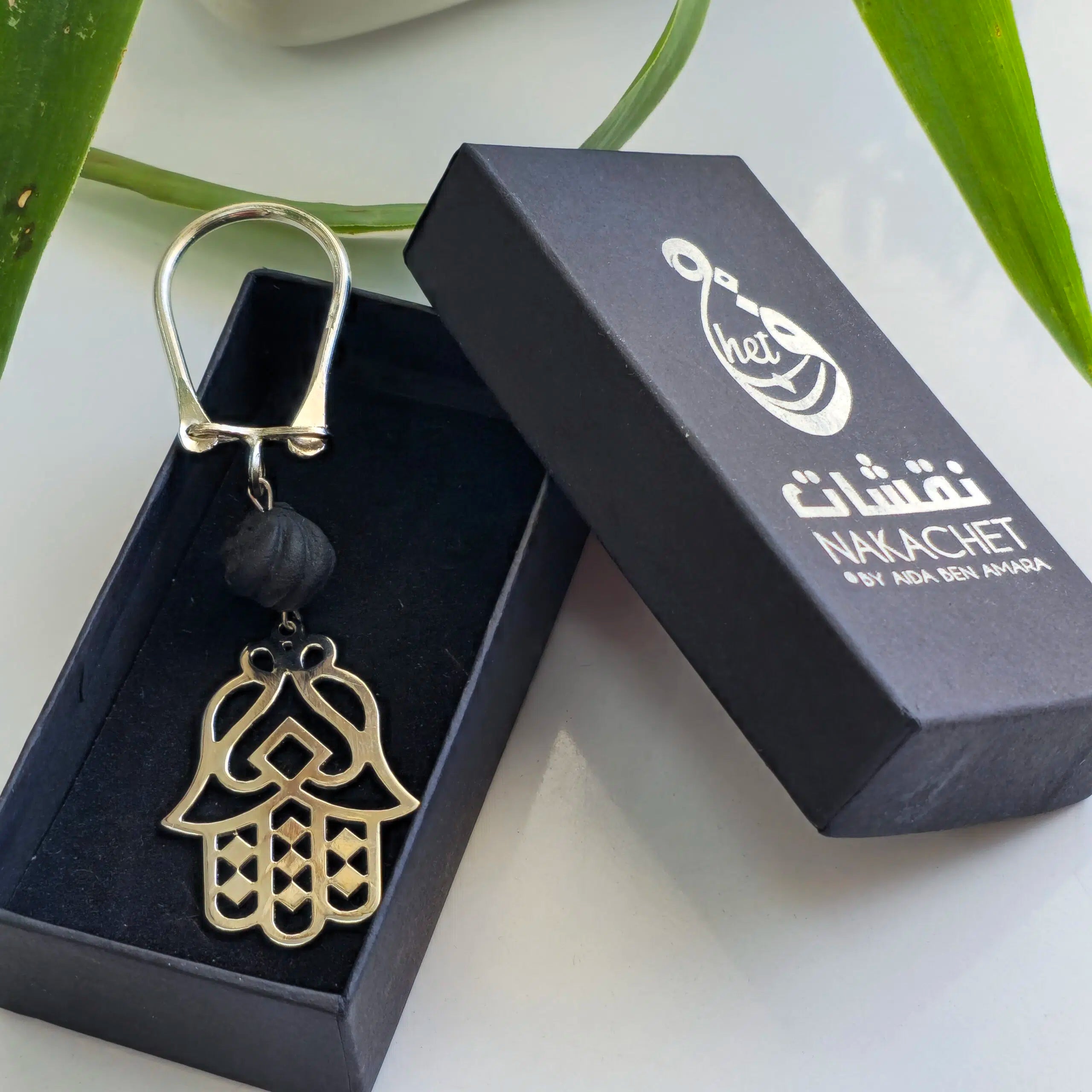 Porte clés KHOMSA orné d'une boule ambre noir