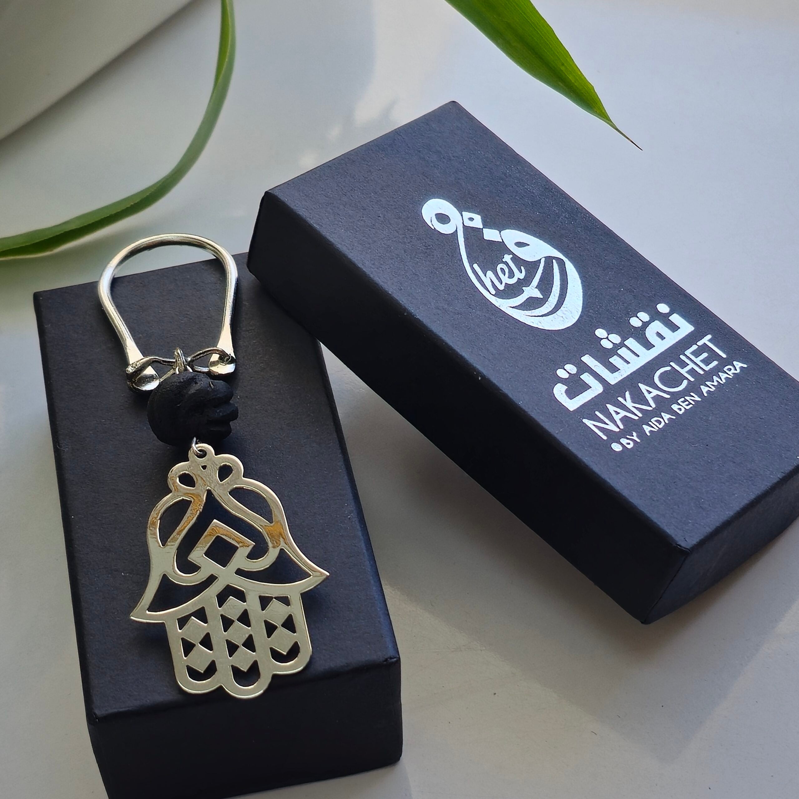 Porte clés KHOMSA orné d'une boule ambre noir