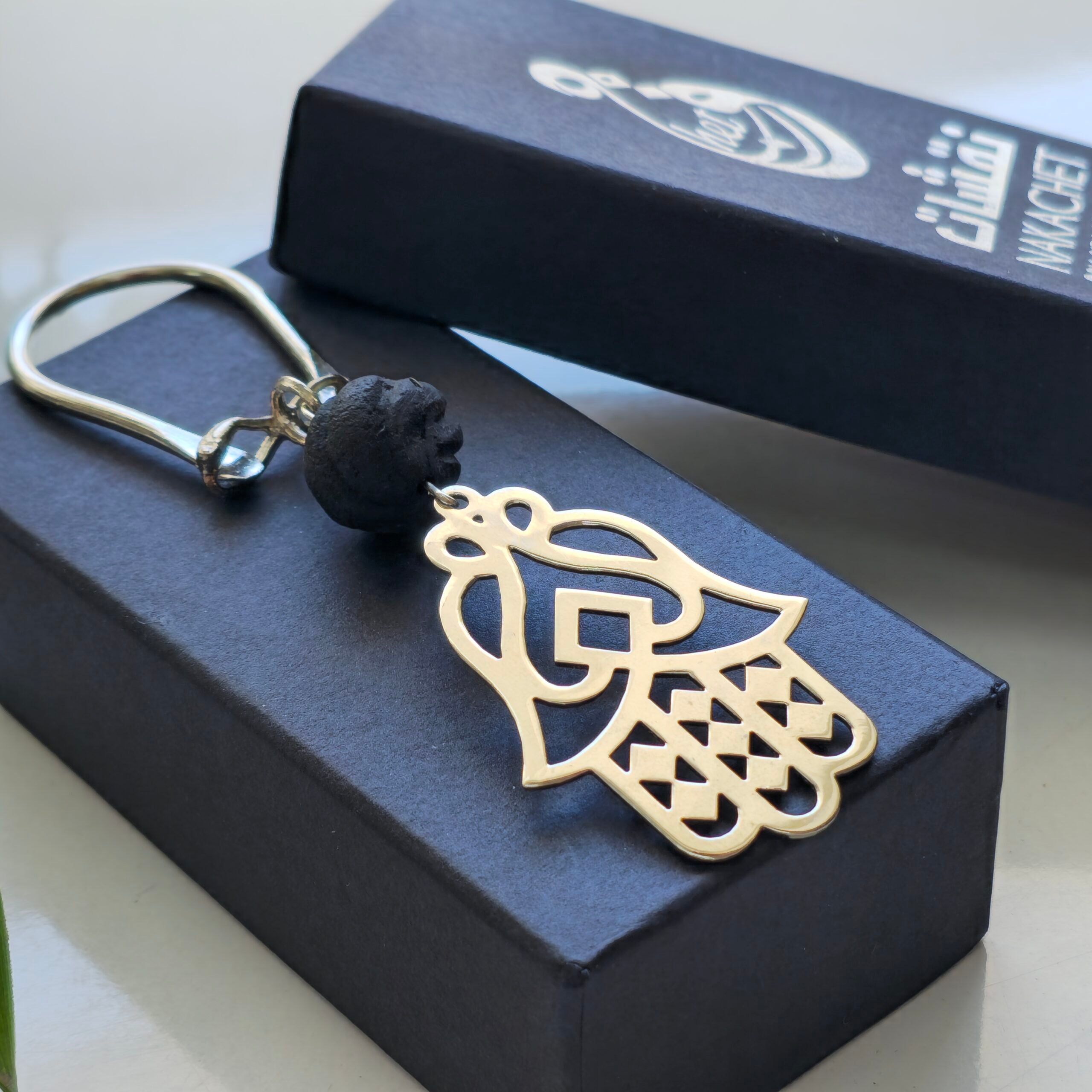 Porte clés KHOMSA orné d'une boule ambre noir