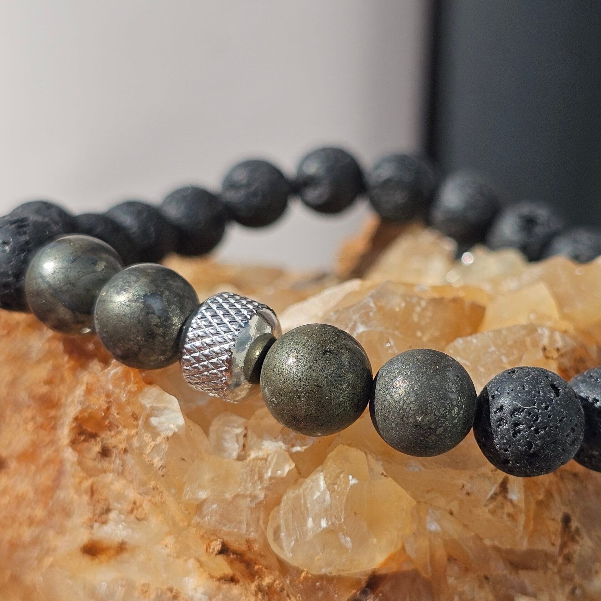 Bracelet élastique en pyrites et pierres volcaniques naturelles pour homme (taille standard)