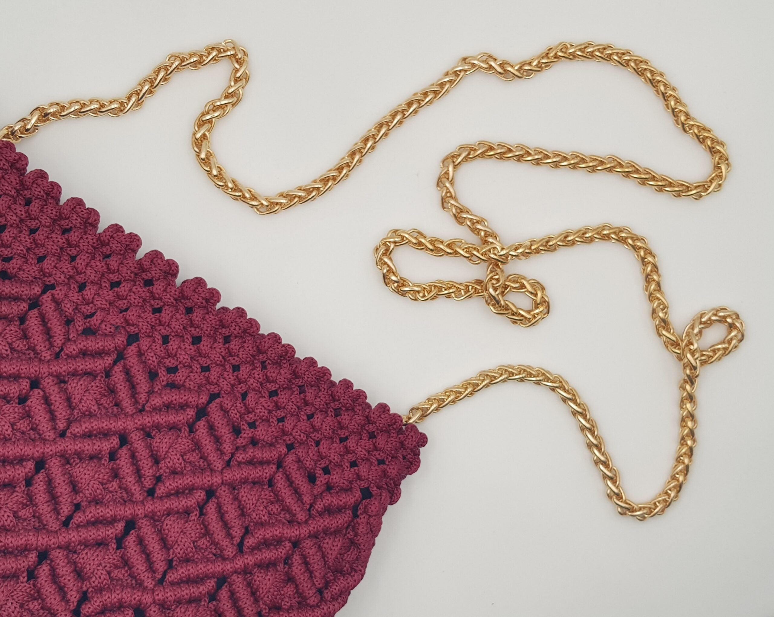 Sac losange en macramé bordeaux avec chaîne dorée amovible