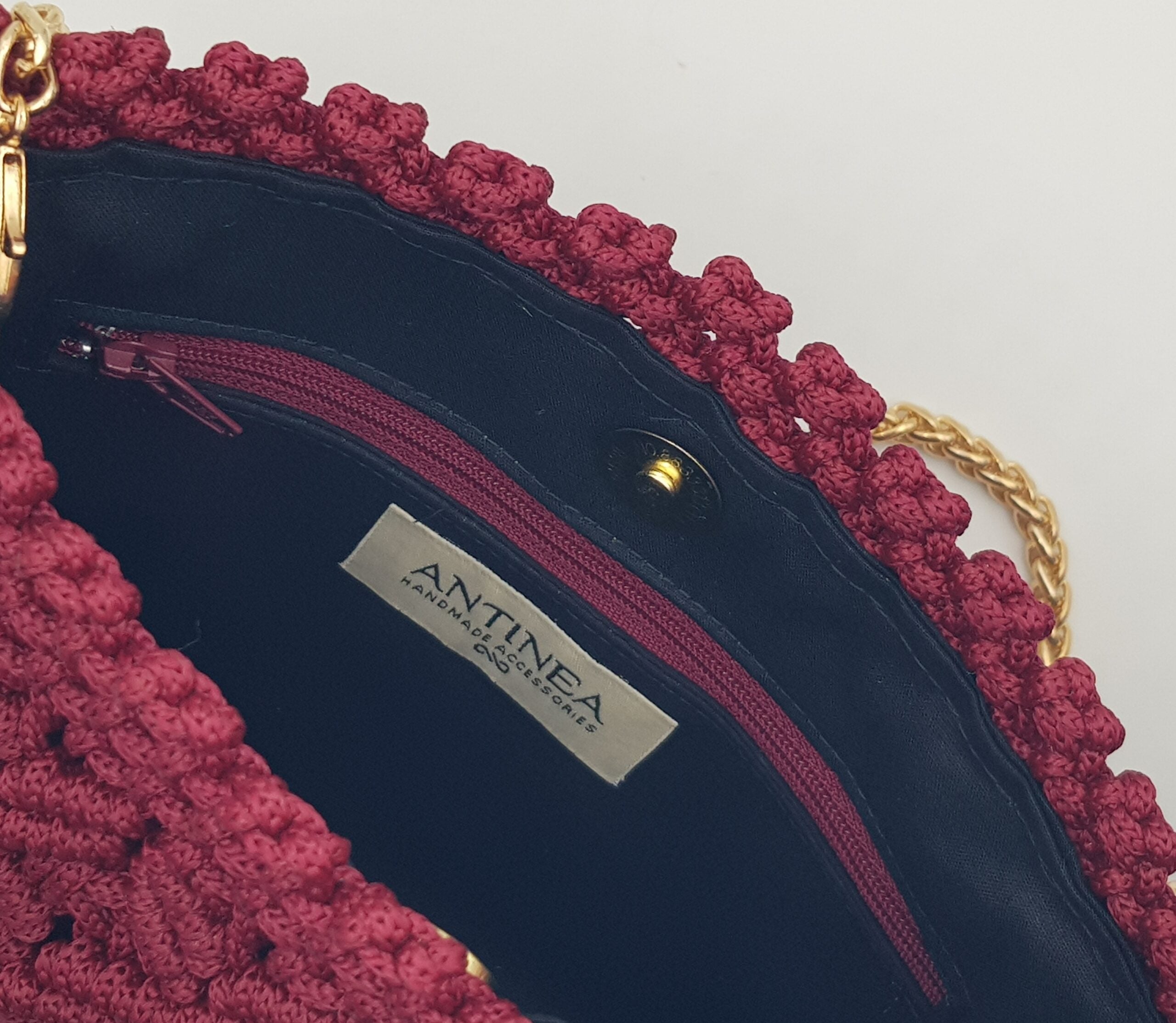Sac losange en macramé bordeaux avec chaîne dorée amovible