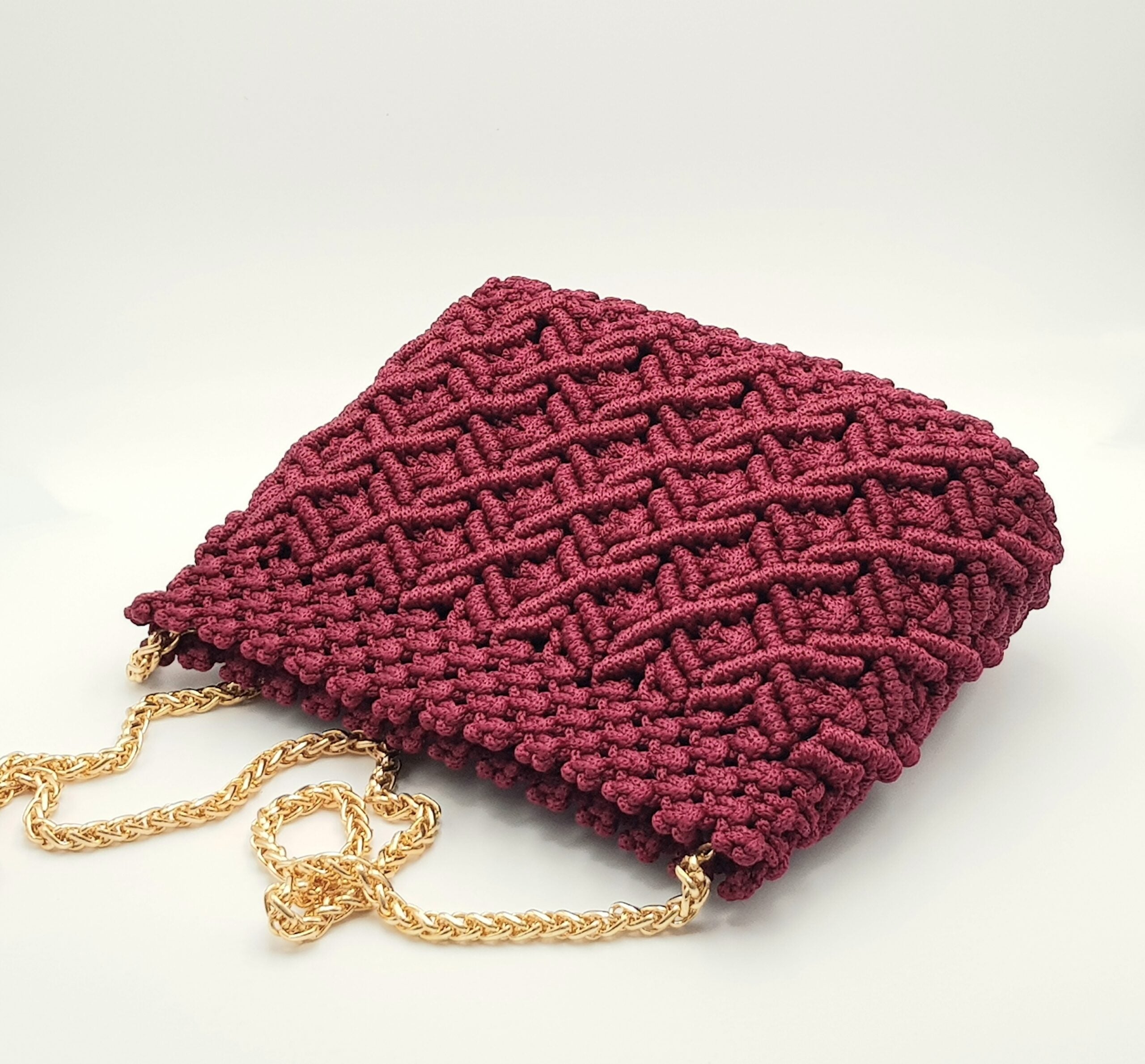 Sac losange en macramé bordeaux avec chaîne dorée amovible