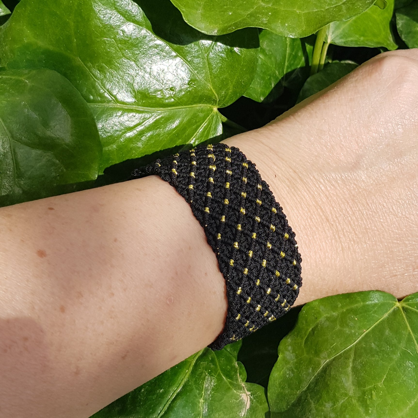 Bracelet manchette en micro-macramé noir et doré