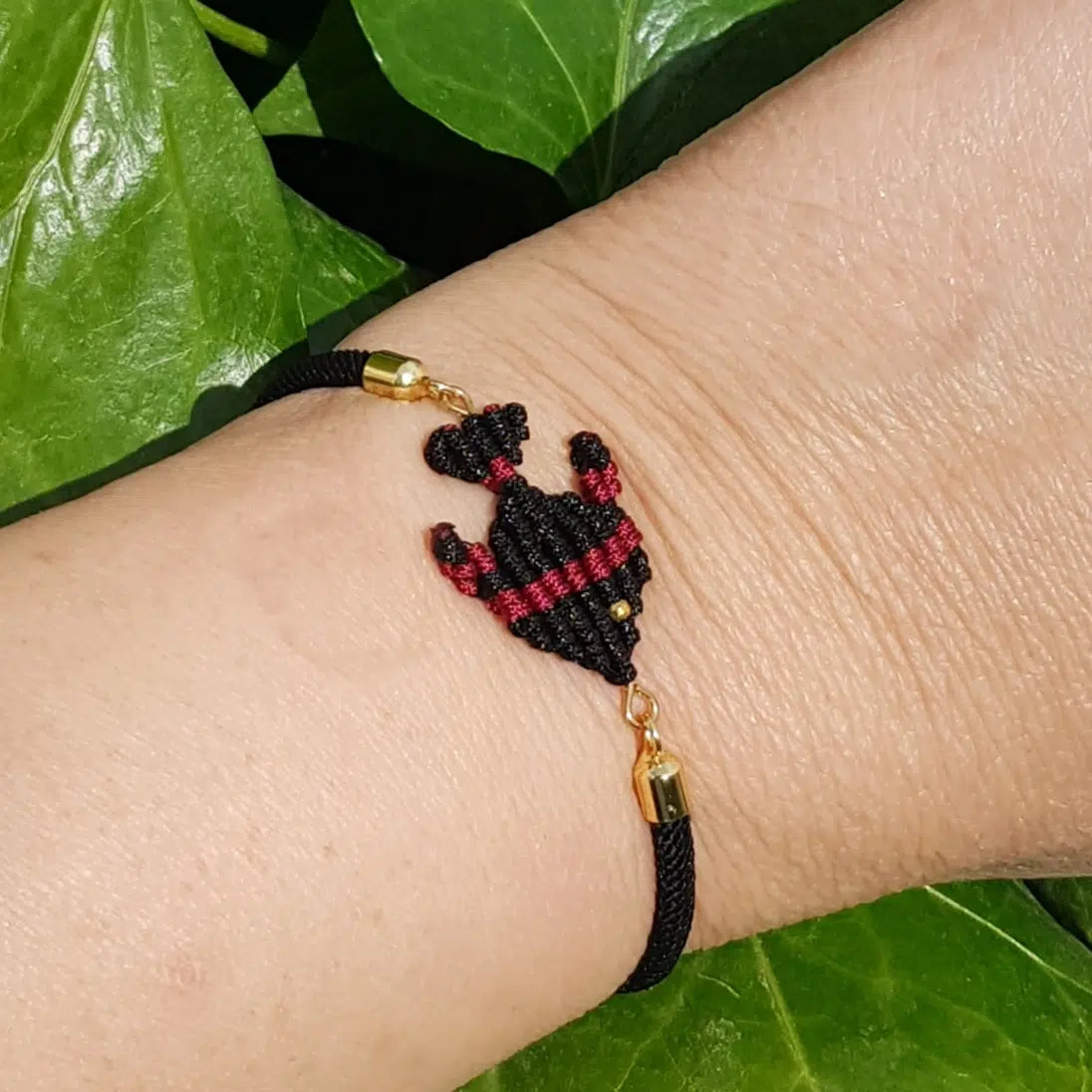 Bracelet micromacramé poisson fait main ajustable noir bordeaux