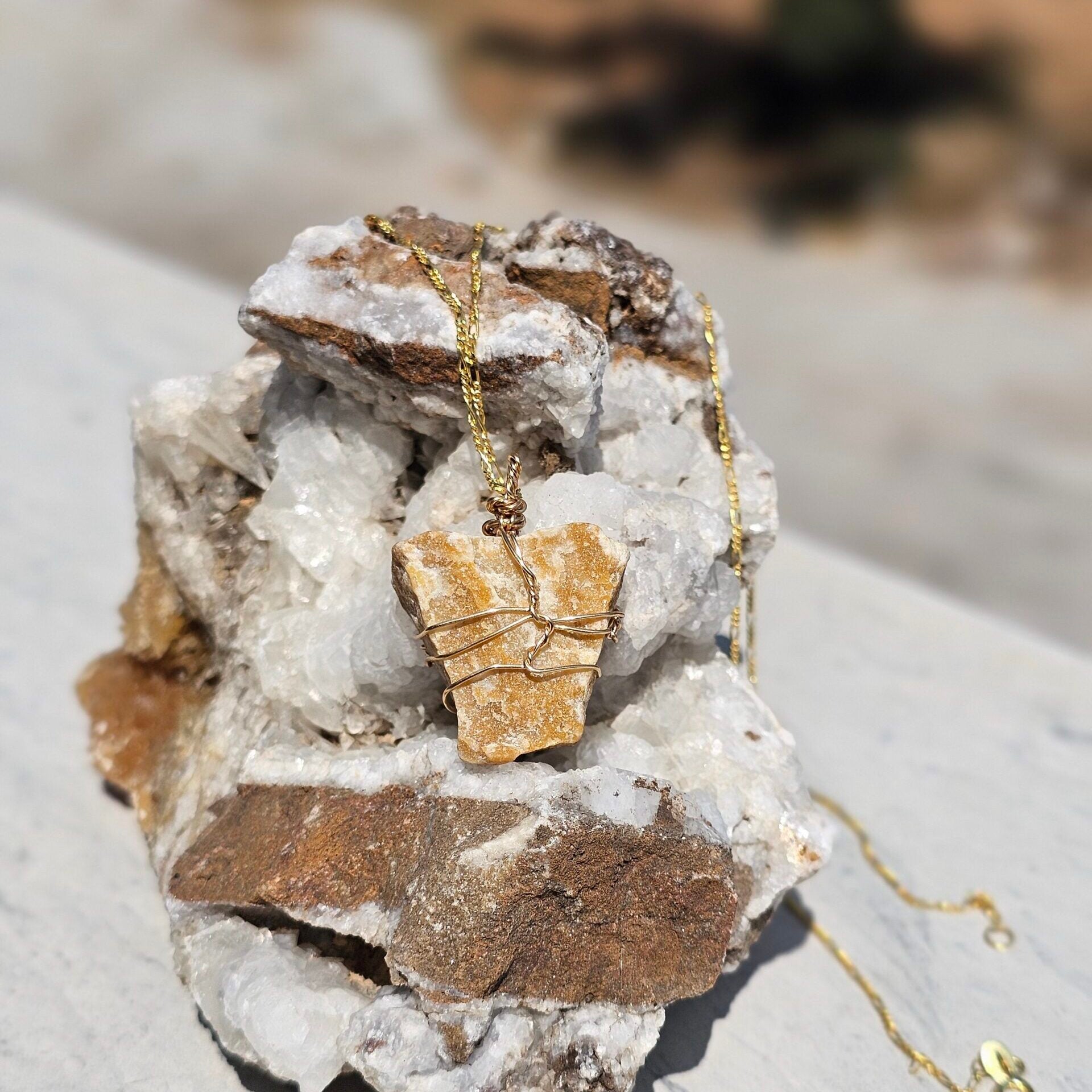 Collier Élégant Plaqué Or 18k avec Pendentif Jade Jaune Brut