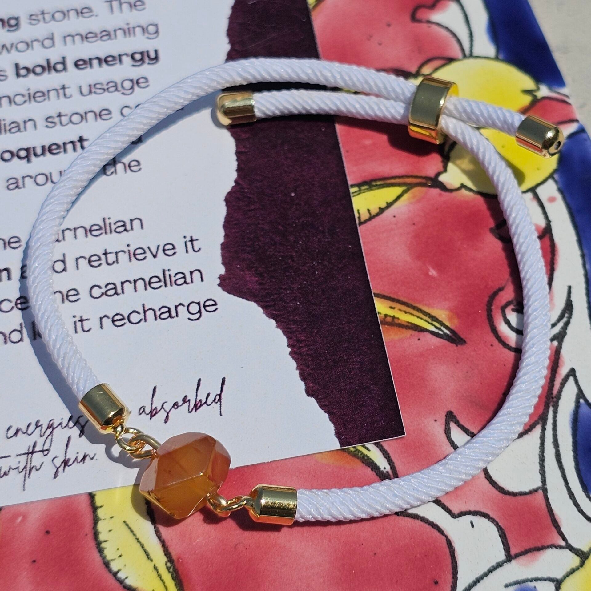 Un lot de deux bracelets en Cornaline