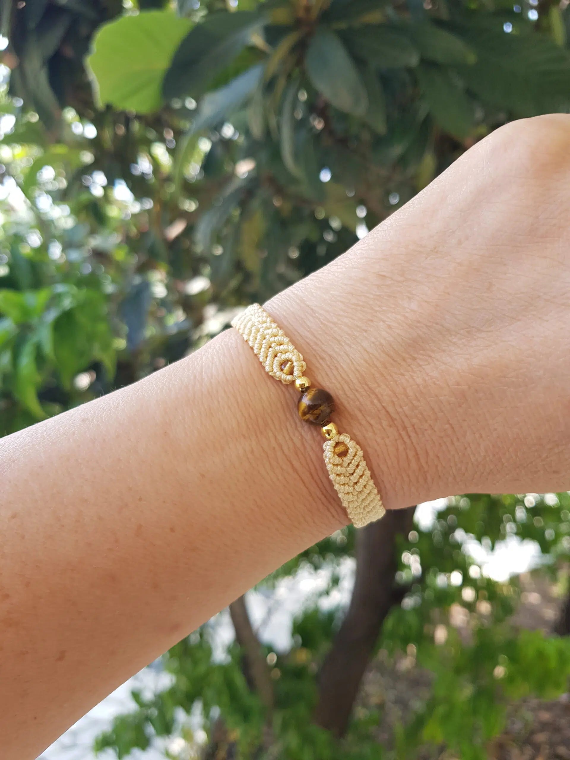 Bracelet fait main en micromacramé avec pierre œil de tigre chic