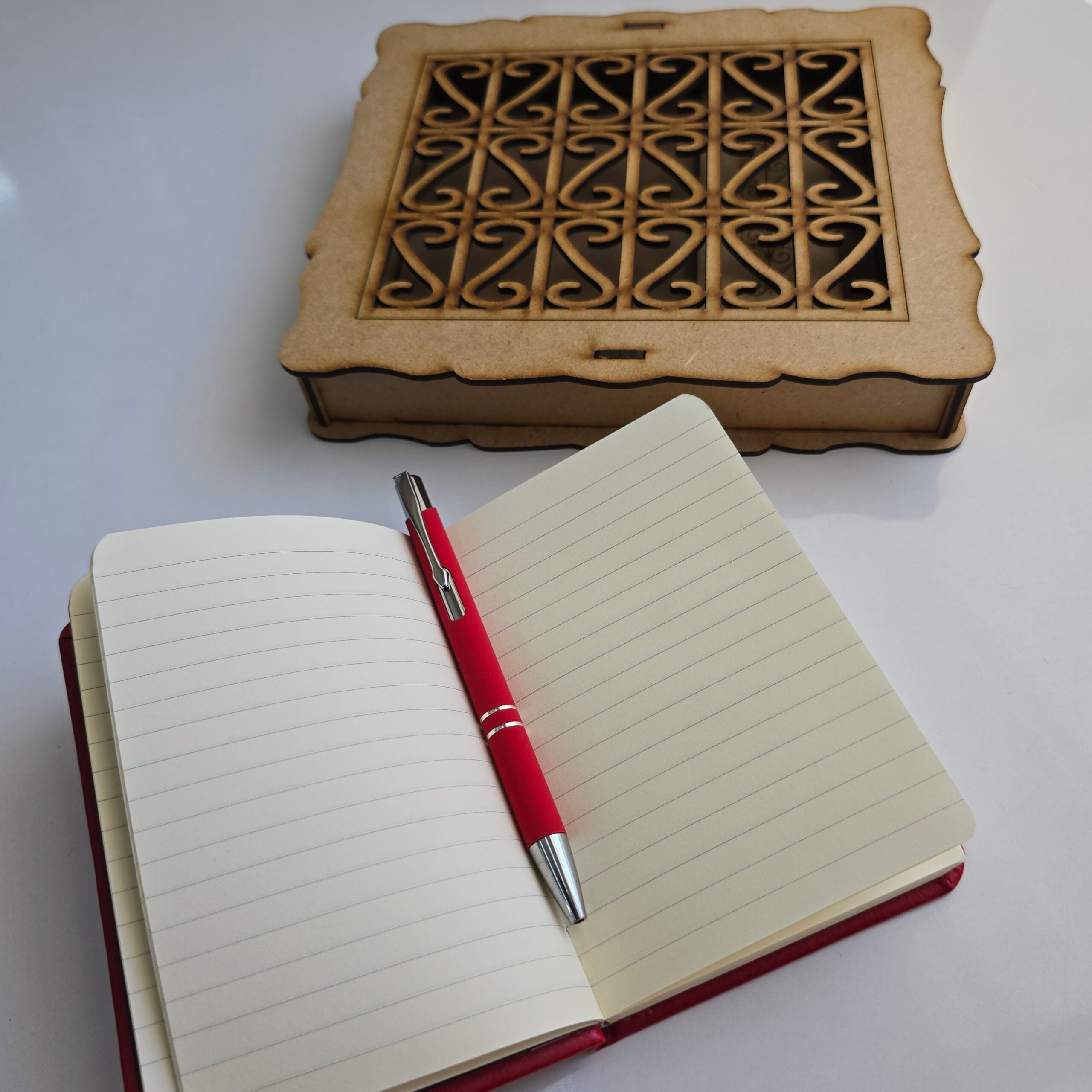 Coffret cadeau élégant en simili cuir rouge avec stylo assorti