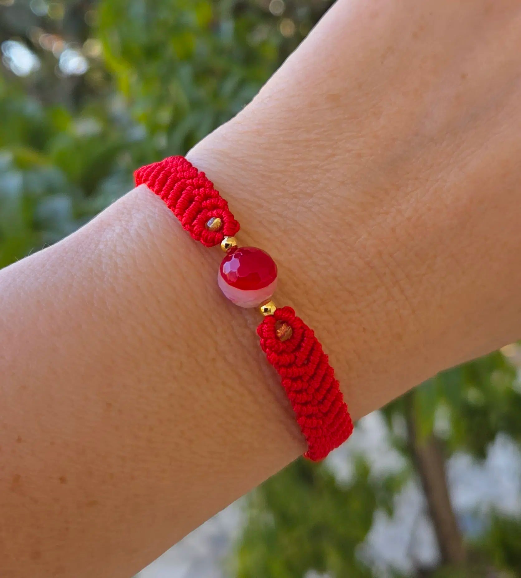 Bracelet micromacramé fait main avec pierre gemme agate striée rouge vif