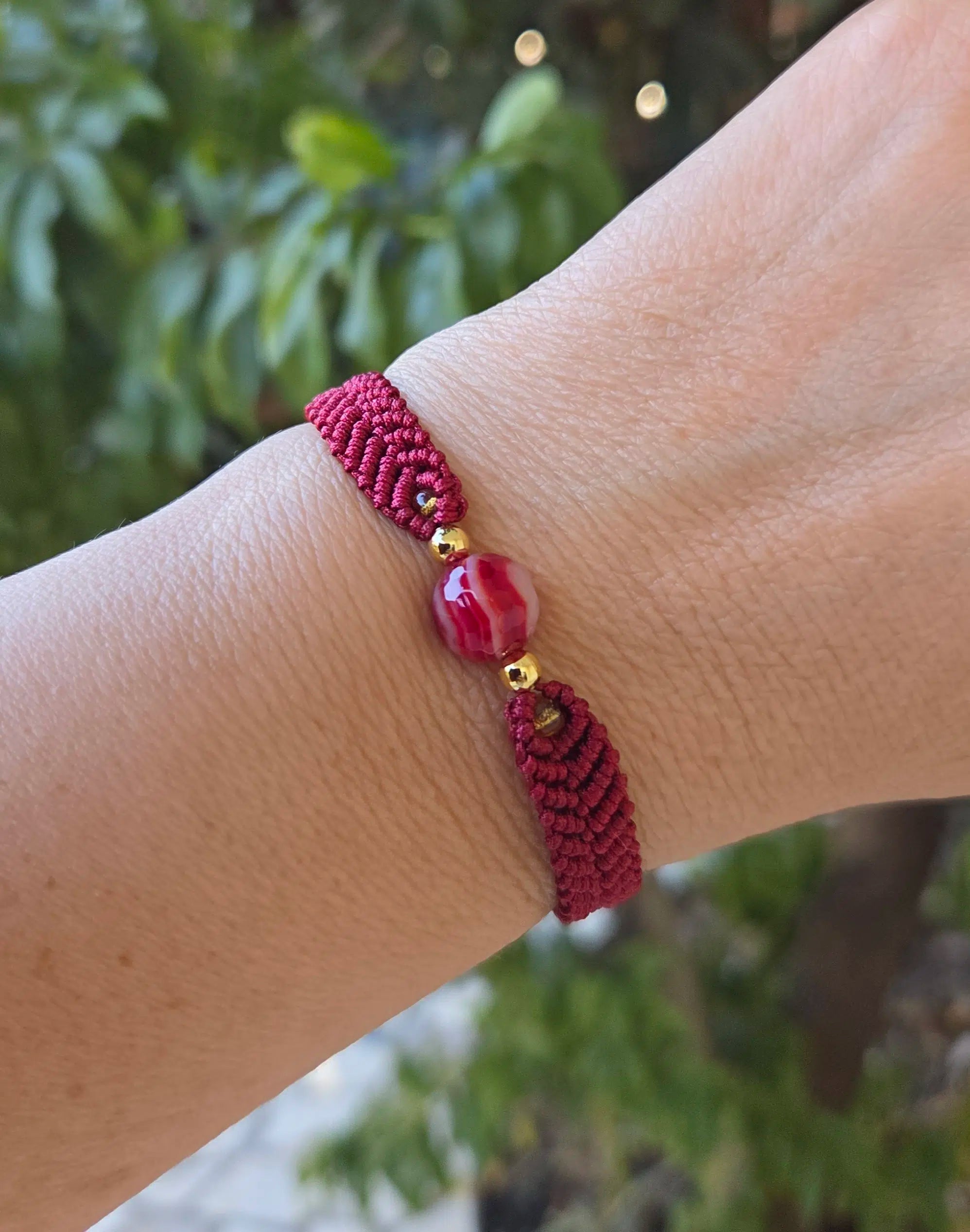 Bracelet micromacramé fait main avec pierre gemme agate striée rouge bordeaux