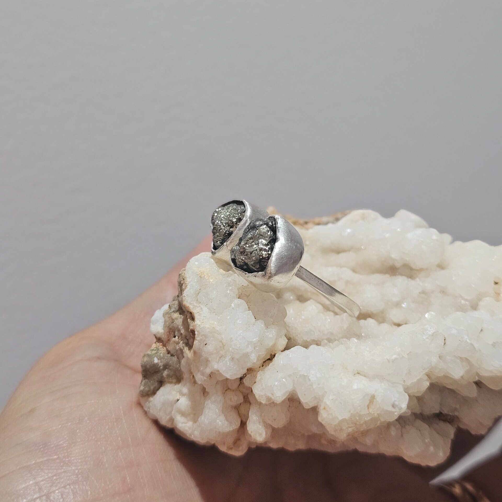 Bague en argent massif avec deux pyrites brutes (ajustable)