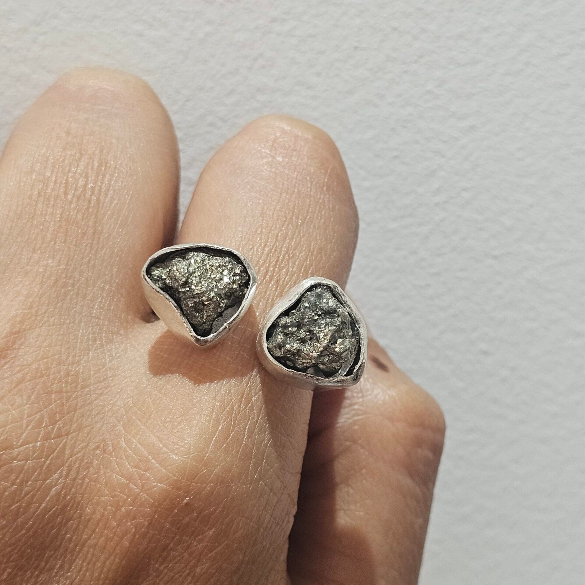 Bague en argent massif avec deux pyrites brutes (ajustable)