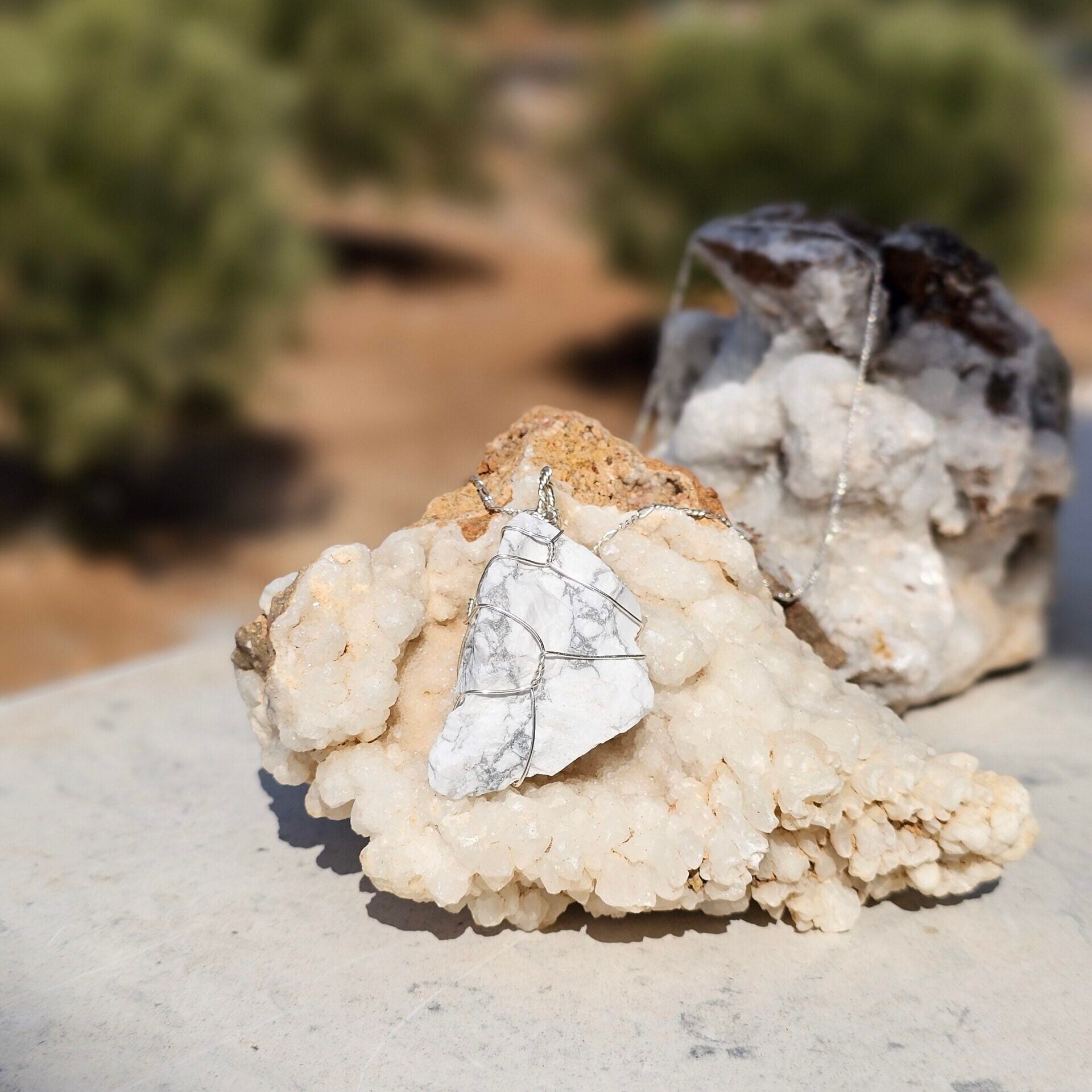 Collier Énergétique en Argent 925 et Howlite Brute - Élégance Artisanale