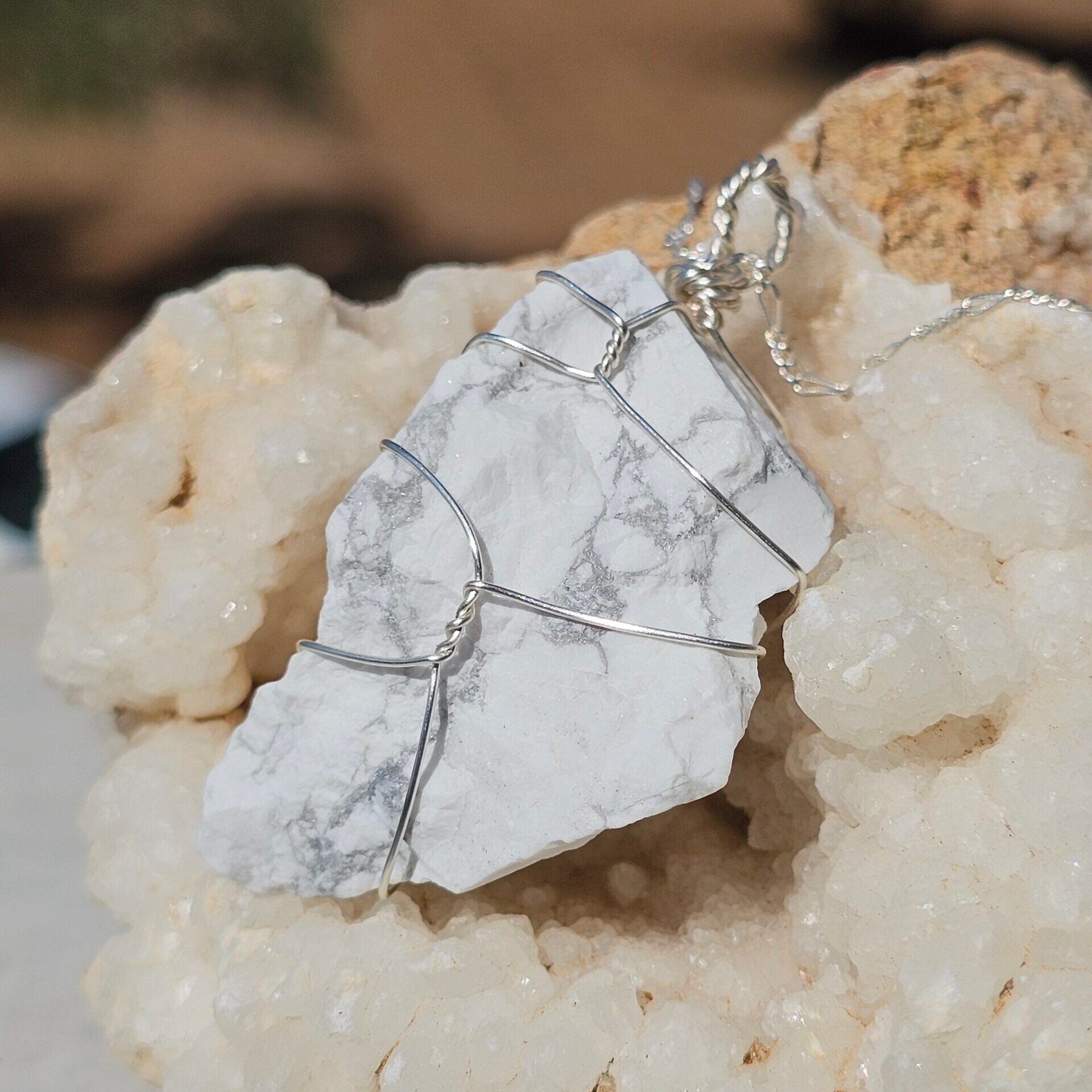 Collier Énergétique en Argent 925 et Howlite Brute - Élégance Artisanale